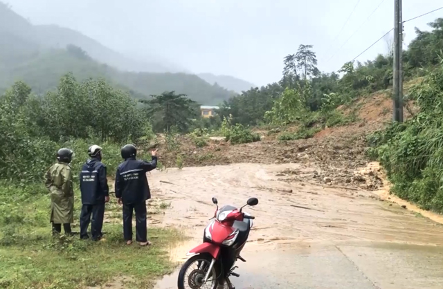 Chủ tịch tỉnh Quảng Ngãi chỉ đạo khẩn ứng phó sạt lở núi, đồi và ngập úng đô thị- Ảnh 1.