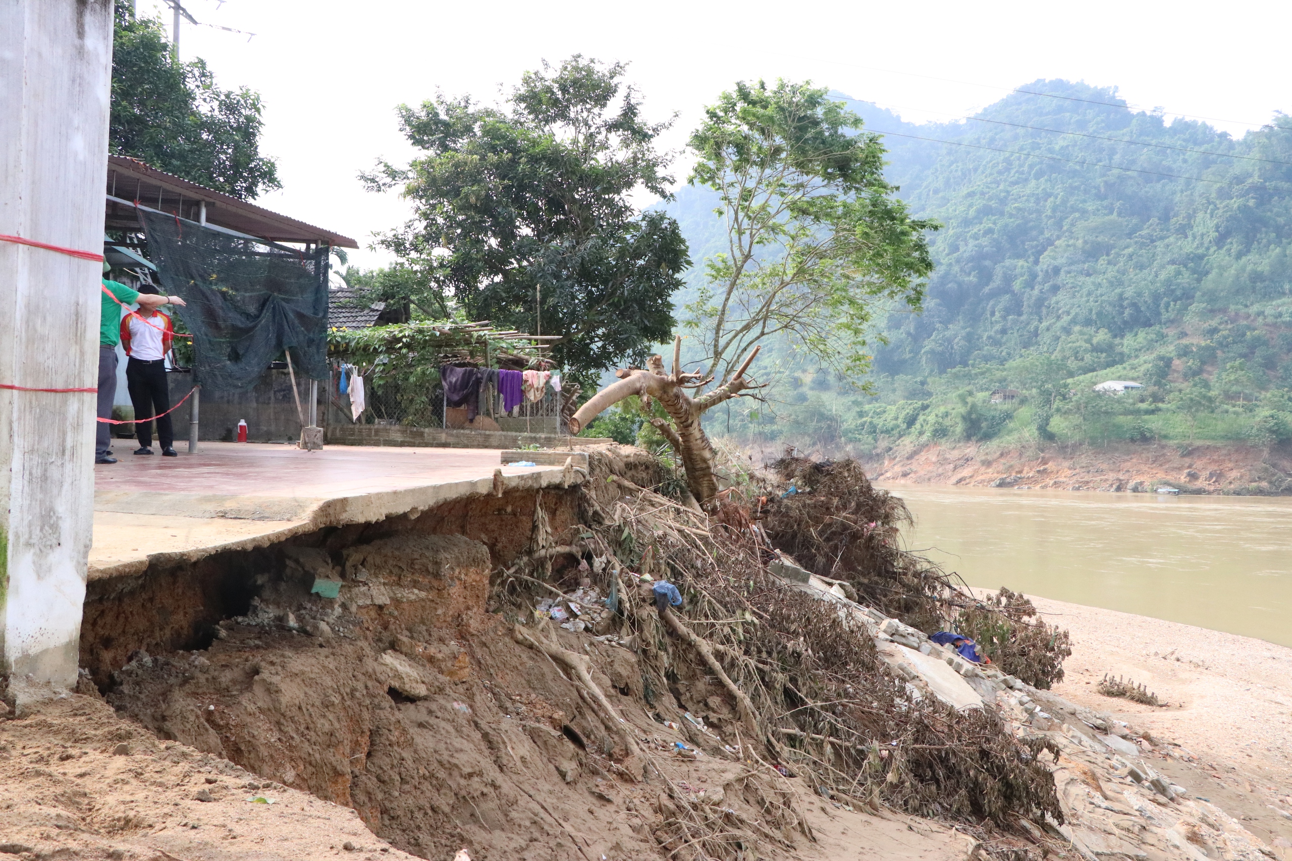 Nông dân bị thiệt hại do mưa lũ ở Tuyên Quang xúc động, khóc khi Trung ương Hội NDVN đến thăm, động viên, tặng quà - Ảnh 2.