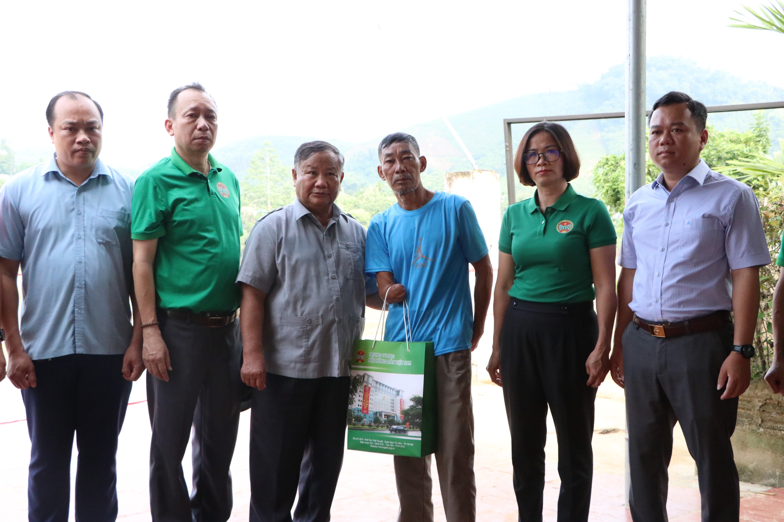 Nông dân bị thiệt hại do mưa lũ ở Tuyên Quang xúc động, khóc khi Trung ương Hội NDVN đến thăm, động viên, tặng quà - Ảnh 5.