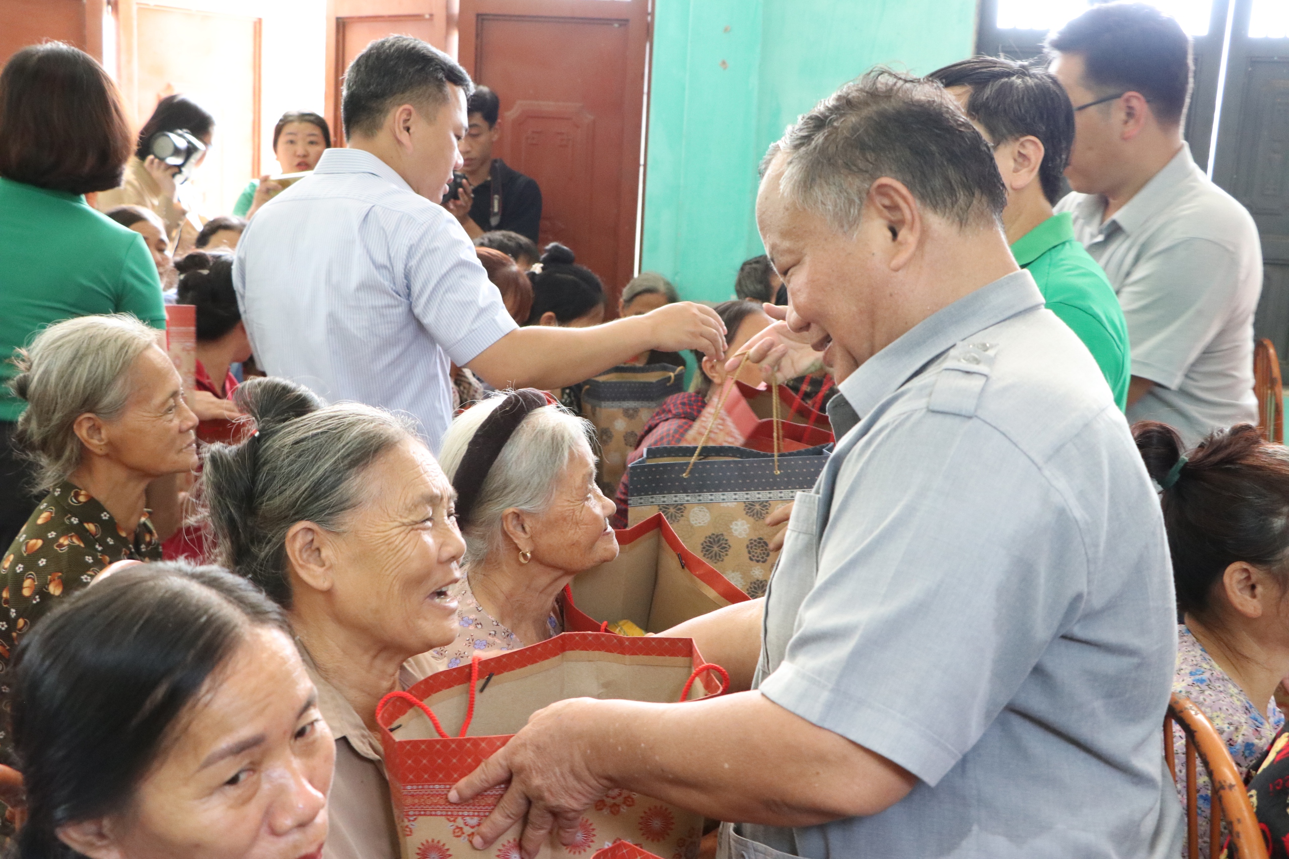 Nông dân bị thiệt hại do mưa lũ ở Tuyên Quang xúc động, khóc khi Trung ương Hội NDVN đến thăm, động viên, tặng quà - Ảnh 10.