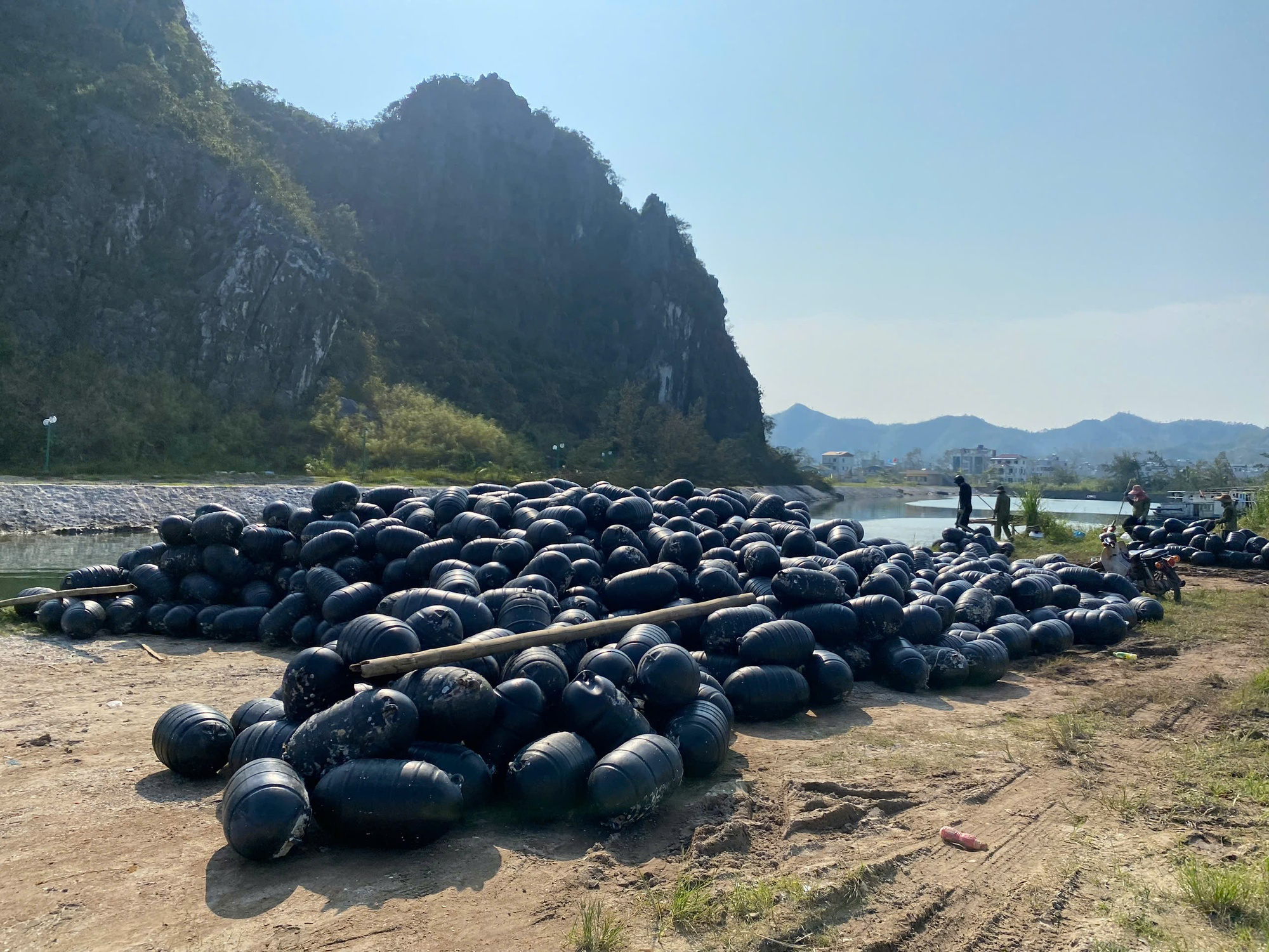 Quảng Ninh: Chính quyền huyện Vân Đồn vào cuộc, tình trạng “hôi của” sao bão Yagi đã lắng - Ảnh 3.