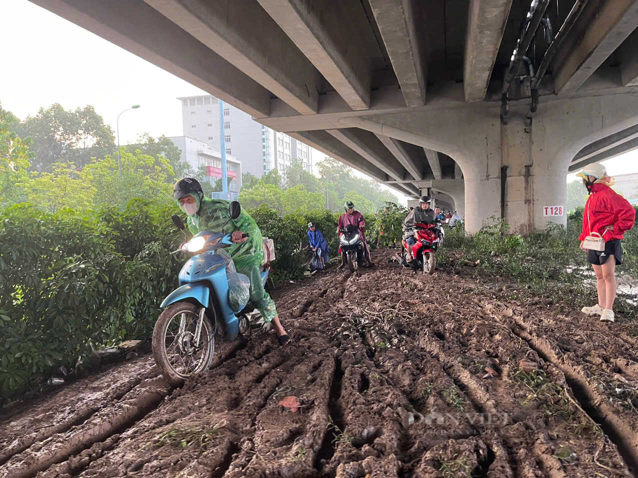 Hà Nội: Đường ngập sâu sau mưa lớn, ô tô chết máy, xe máy phá nát dải phân cách tìm đường “thoát thân”- Ảnh 11.