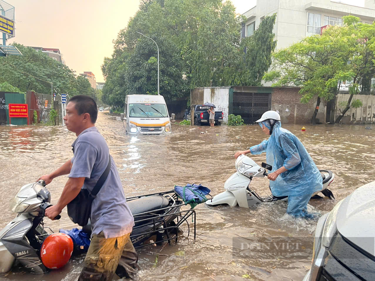 Hà Nội: Đường ngập sâu sau mưa lớn, ô tô chết máy, xe máy phá nát dải phân cách tìm đường “thoát thân”- Ảnh 2.