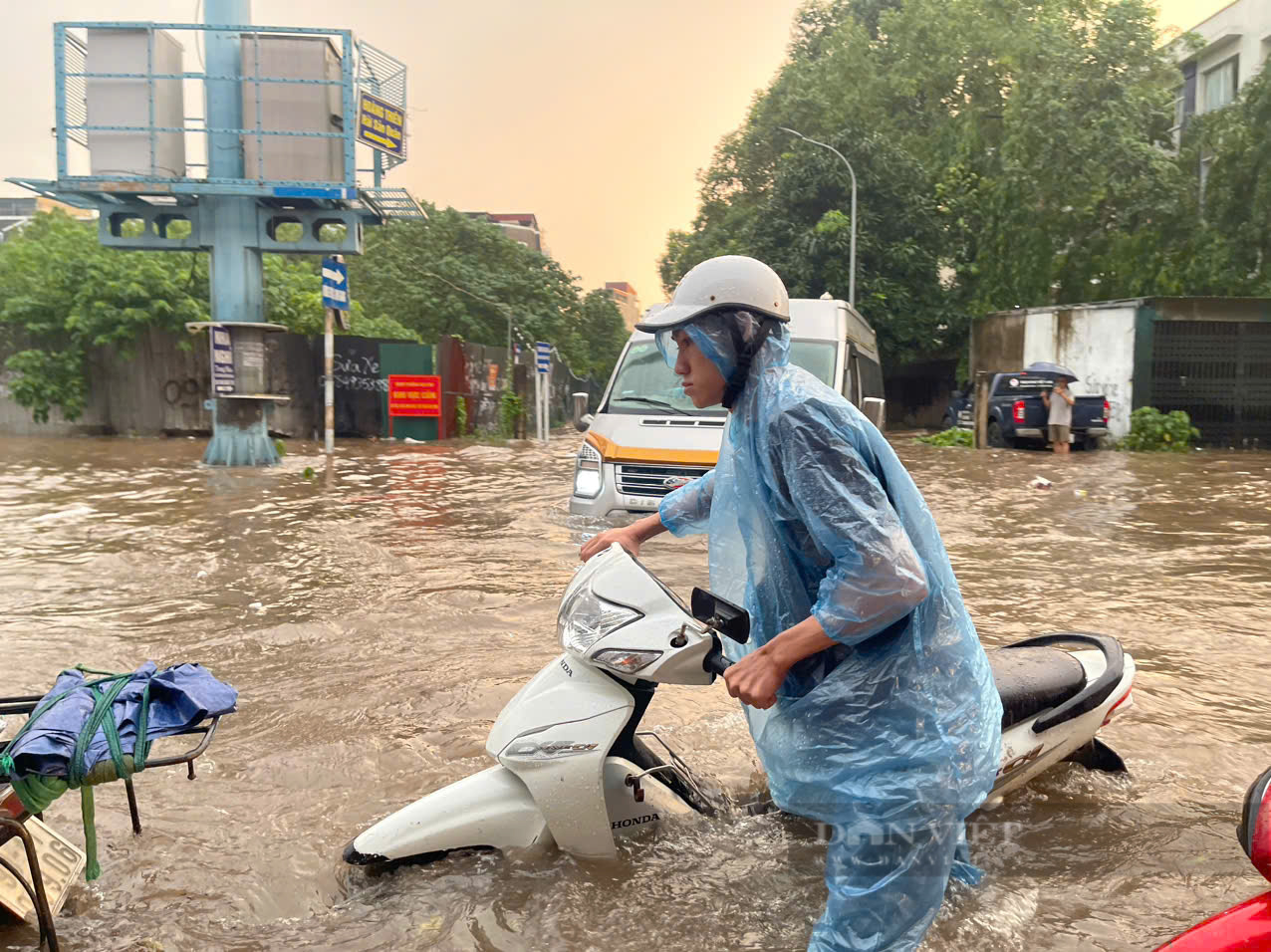 Hà Nội: Đường ngập sâu sau mưa lớn, ô tô chết máy, xe máy phá nát dải phân cách tìm đường “thoát thân”- Ảnh 3.