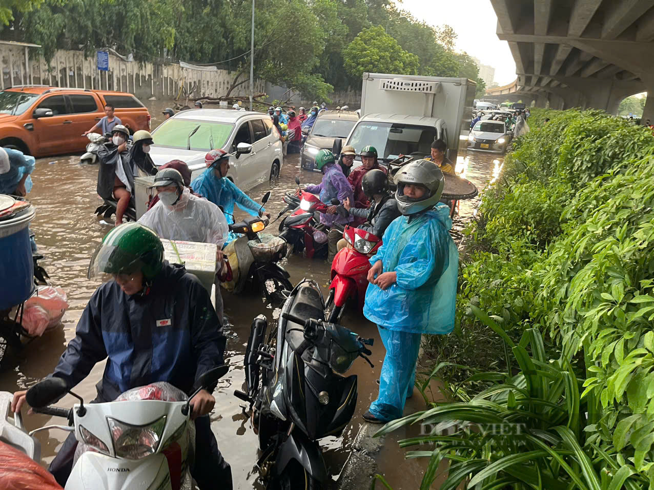 Hà Nội: Đường ngập sâu sau mưa lớn, ô tô chết máy, xe máy phá nát dải phân cách tìm đường “thoát thân”- Ảnh 4.