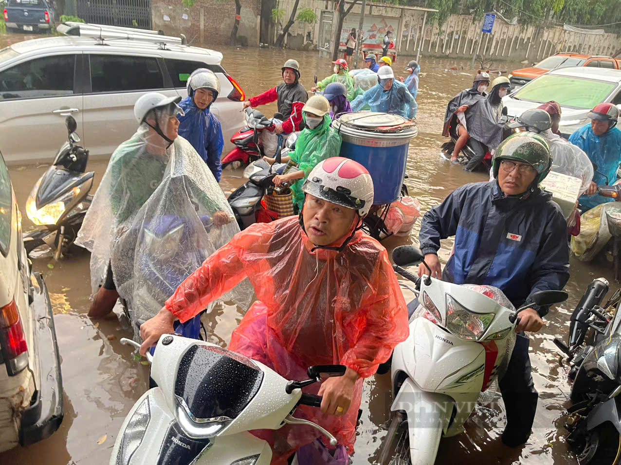 Hà Nội: Đường ngập sâu sau mưa lớn, ô tô chết máy, xe máy phá nát dải phân cách tìm đường “thoát thân”- Ảnh 5.