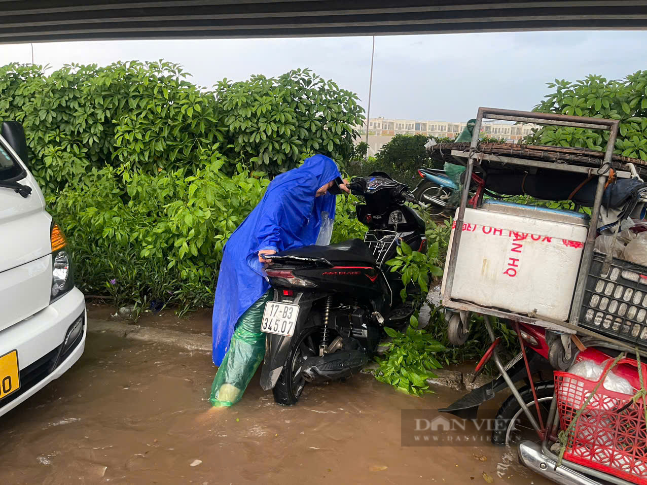 Hà Nội: Đường ngập sâu sau mưa lớn, ô tô chết máy, xe máy phá nát dải phân cách tìm đường “thoát thân”- Ảnh 7.