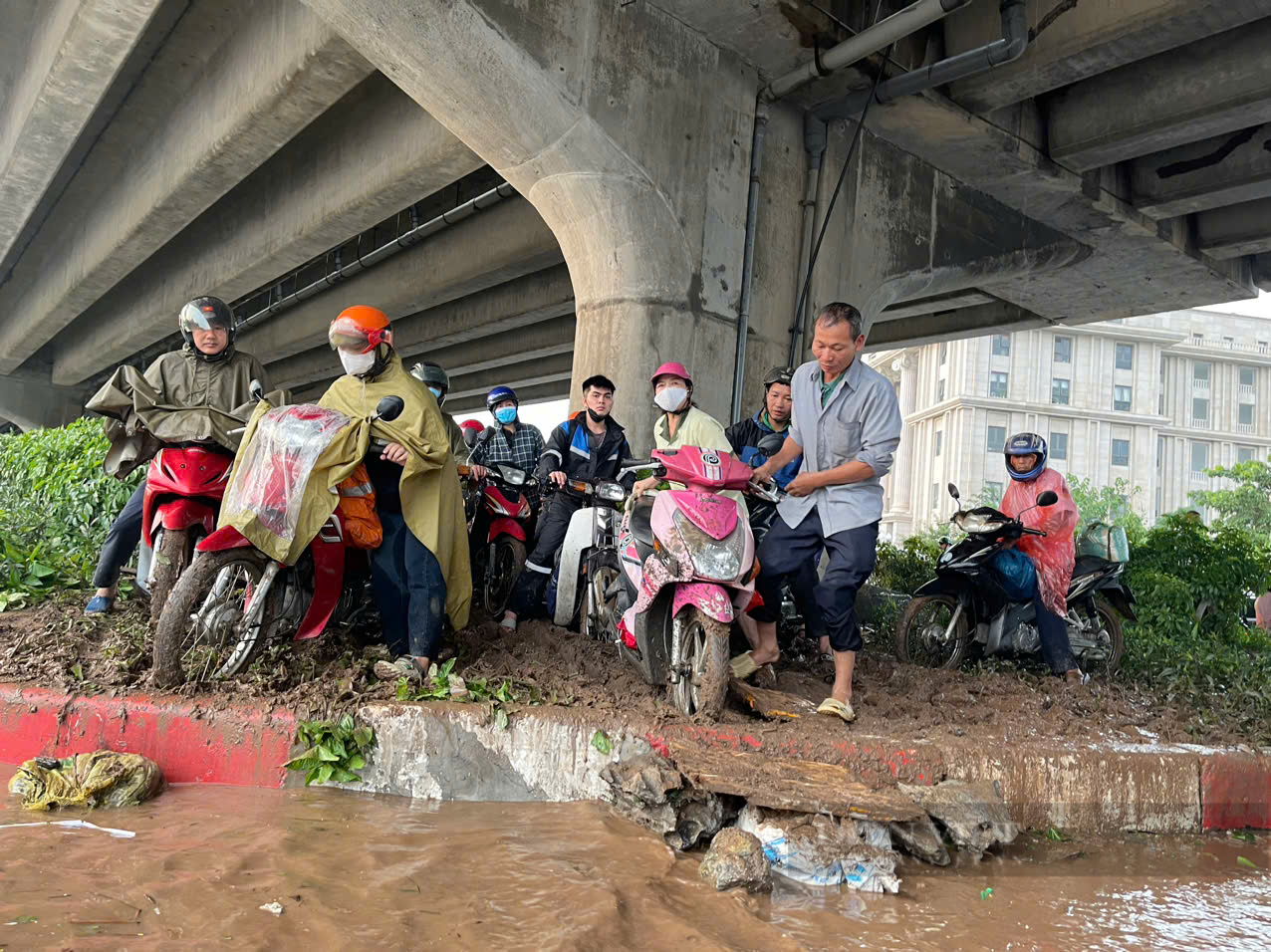 Hà Nội: Đường ngập sâu sau mưa lớn, ô tô chết máy, xe máy phá nát dải phân cách tìm đường “thoát thân”- Ảnh 6.