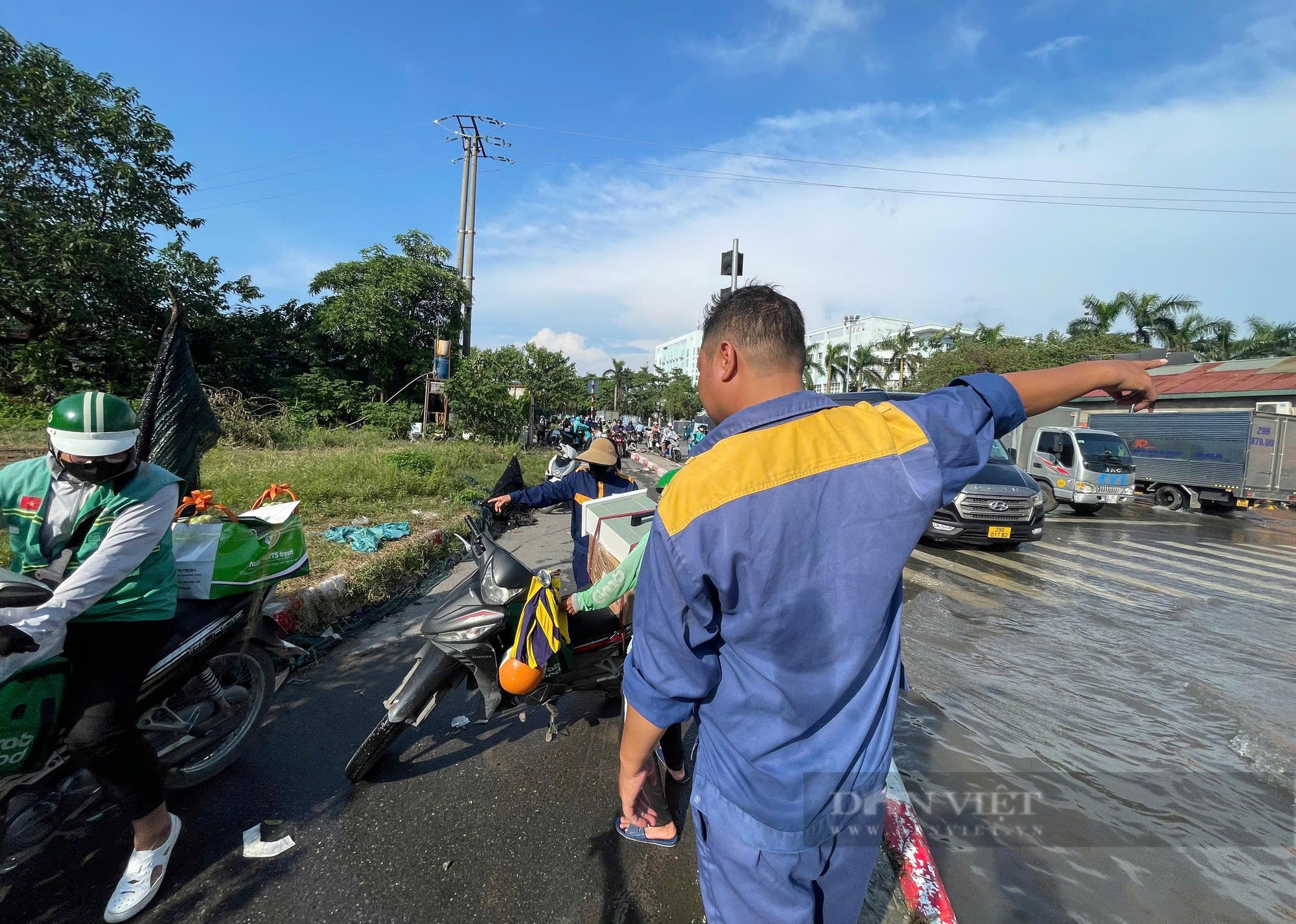 Một con đường ở Hà Nội ngập từ sáng đến tối, đi vài trăm mét mất cả giờ đồng hồ- Ảnh 16.