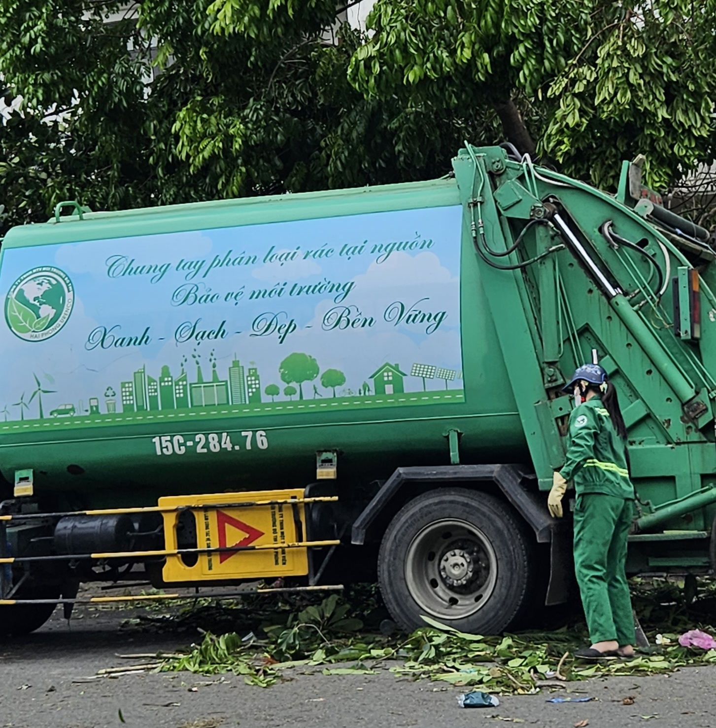 Công ty Môi trường đô thị Hải Phòng triển khai phân loại rác thải sau bão số 3