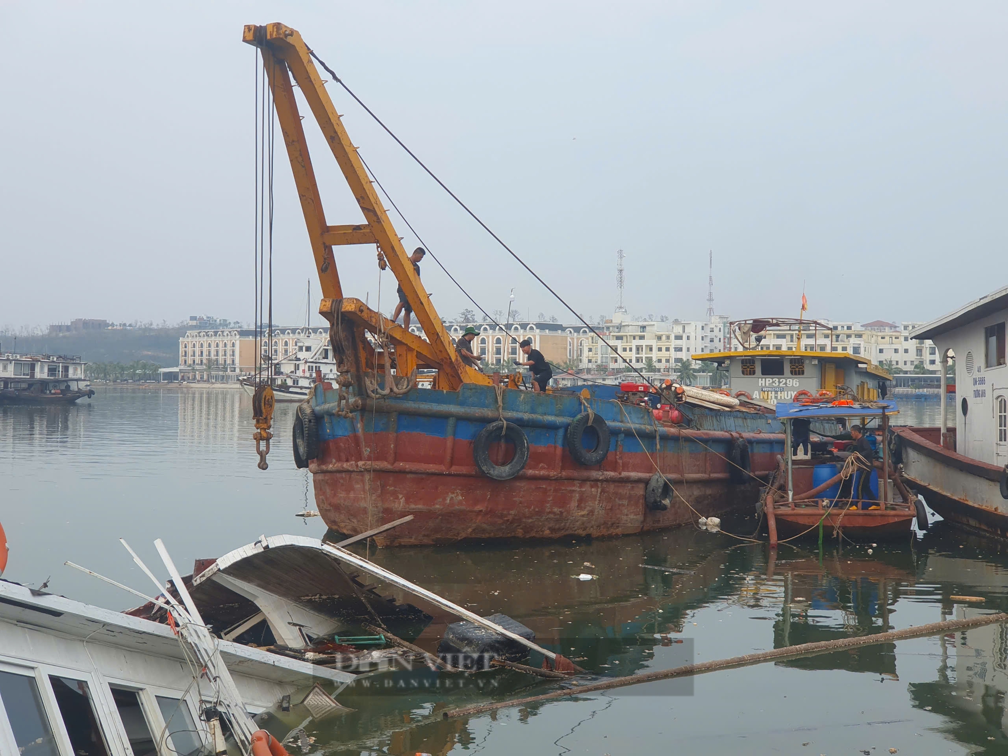 Quảng Ninh: Cận cảnh trục vớt 23 tàu lịch “mắc nạn” tại cảng Tuần Châu do bão Yagi - Ảnh 3.