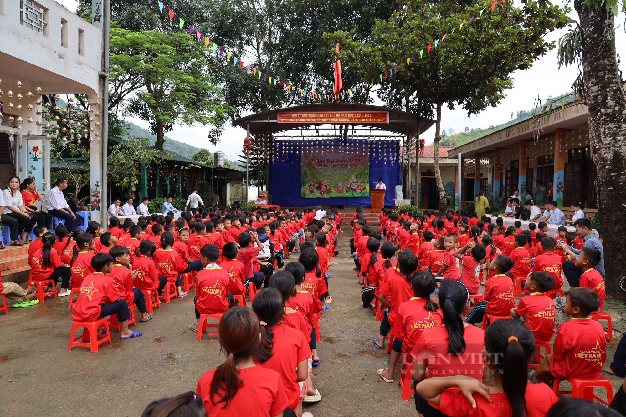 "Trăng Đại ngàn 2024" vui nhất của các em nhỏ người La Hủ nơi cực Bắc của Tô Quốc - Ảnh 1.