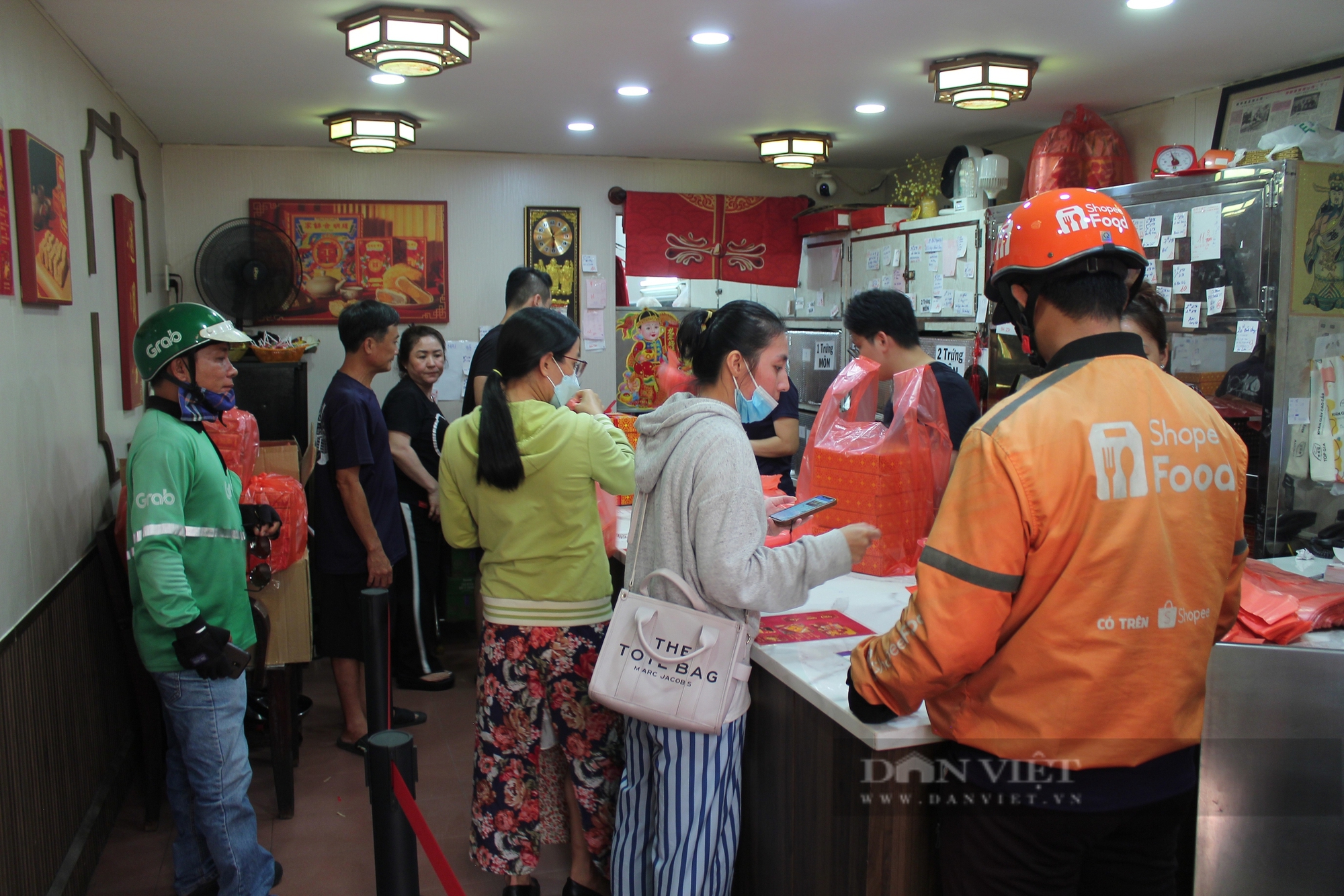 Bánh trung thu đại hạ giá vẫn ế, 1 cửa hàng ở Chợ Lớn tự tin khách phải chờ mới được mua - Ảnh 2.