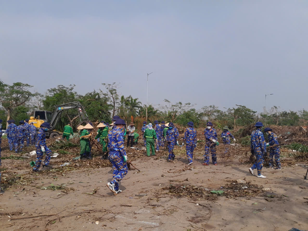 Công ty Môi trường đô thị Hải Phòng kêu gọi người dân phân loại rác thải phát sinh sau cơn bão số 3 - Ảnh 2.