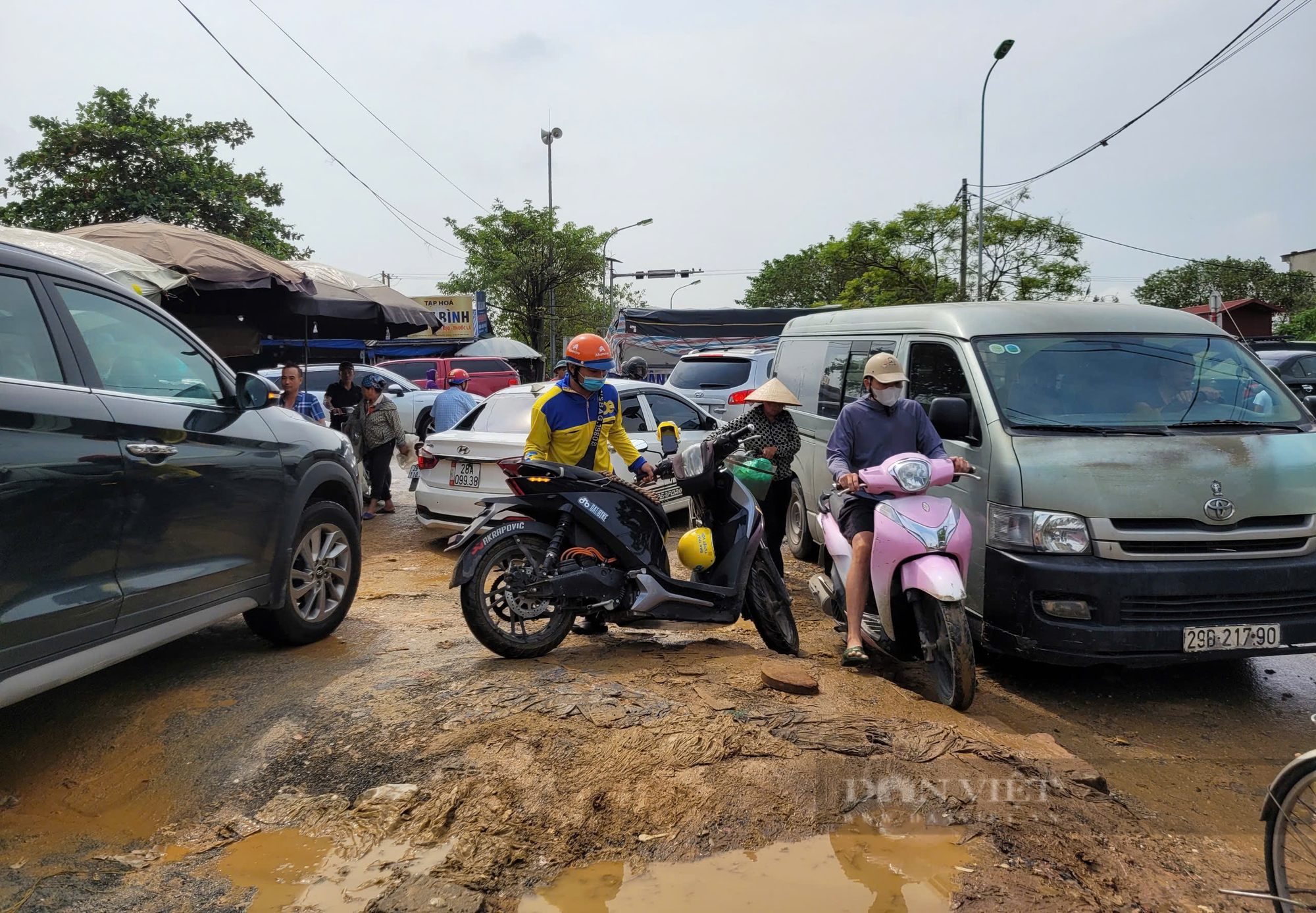 Ô tô, xe máy đổ dồn về Quốc lộ 6, xếp hàng cả km mới qua được cầu Mai Lĩnh- Ảnh 6.