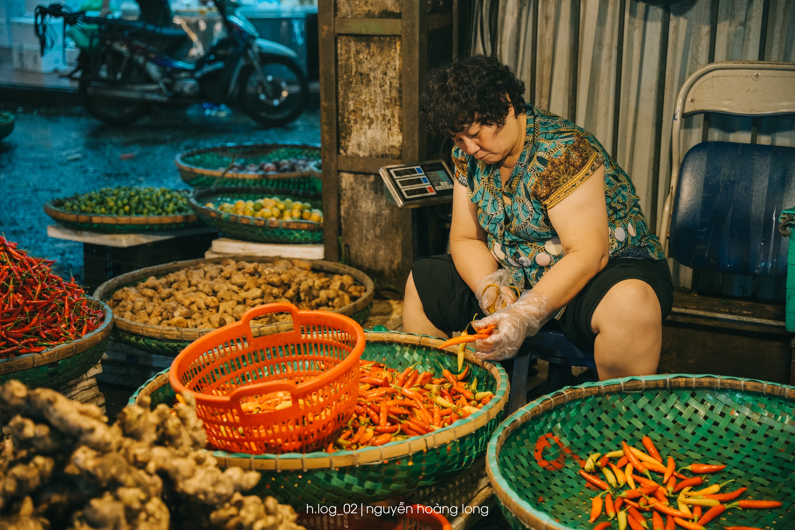 Xúc động bộ ảnh về những người phụ nữ không ngủ ở chợ Long Biên - Ảnh 4.