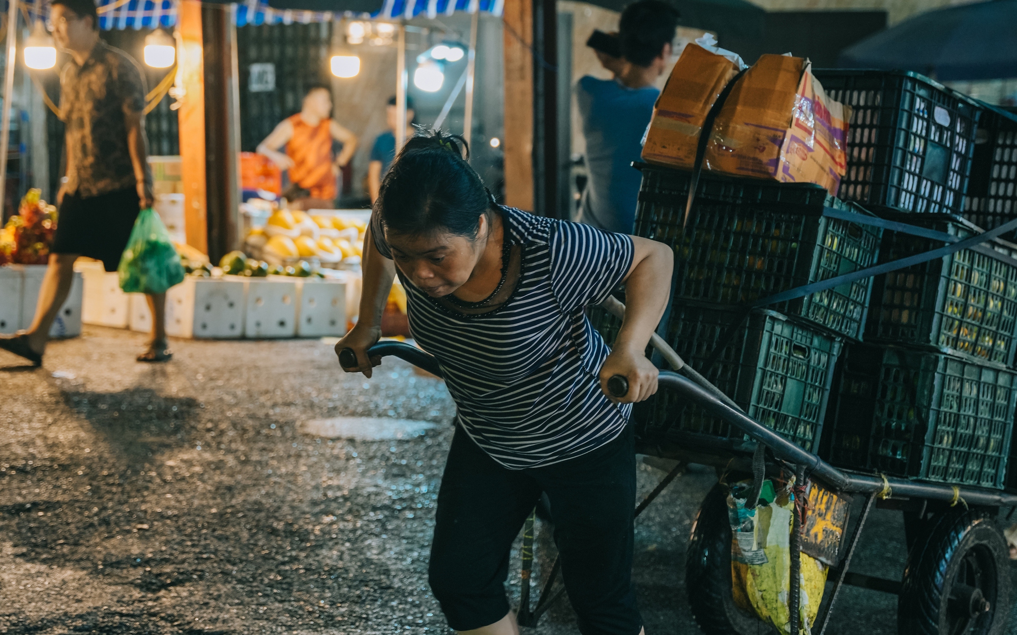 Người Hà Nội bỏ nửa triệu đồng mua gà ngậm hoa hồng thắp hương Tết Trung thu - Ảnh 2.