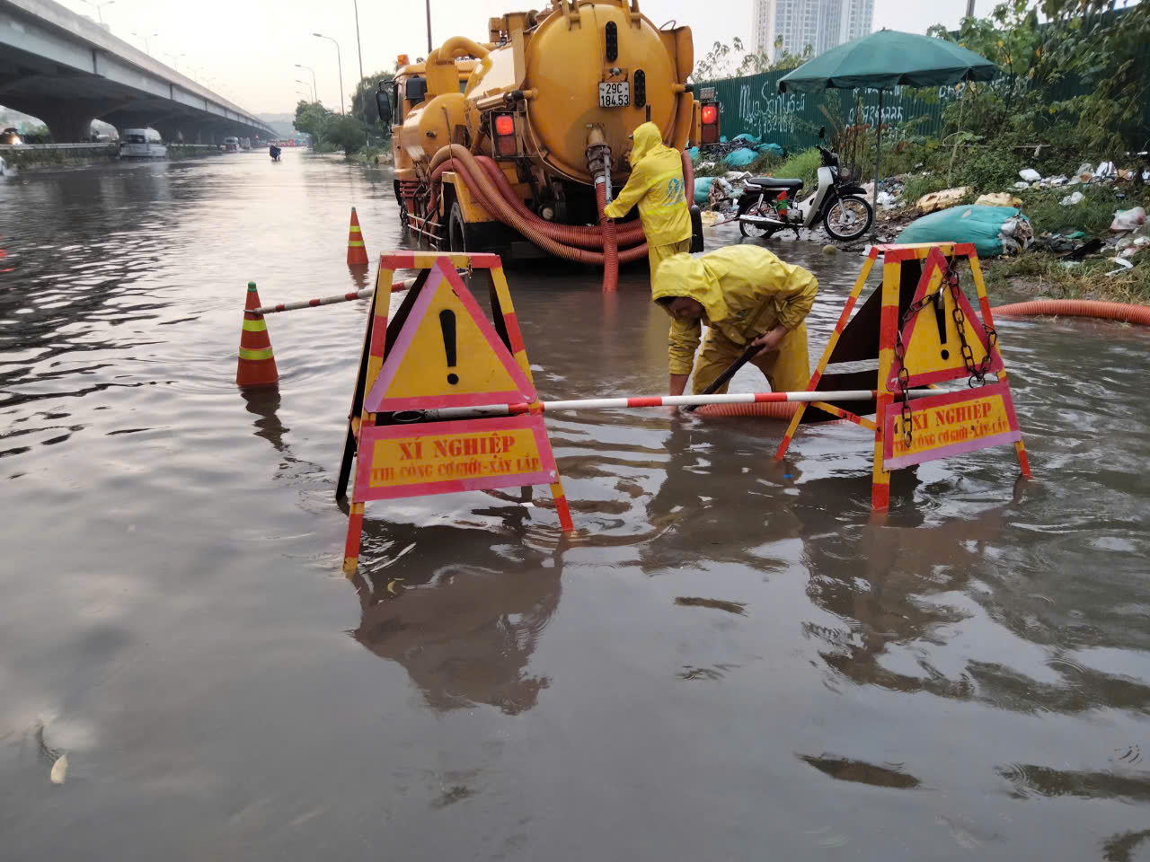 Hà Nội ngập hơn 40 điểm sau trận mưa lớn- Ảnh 1.