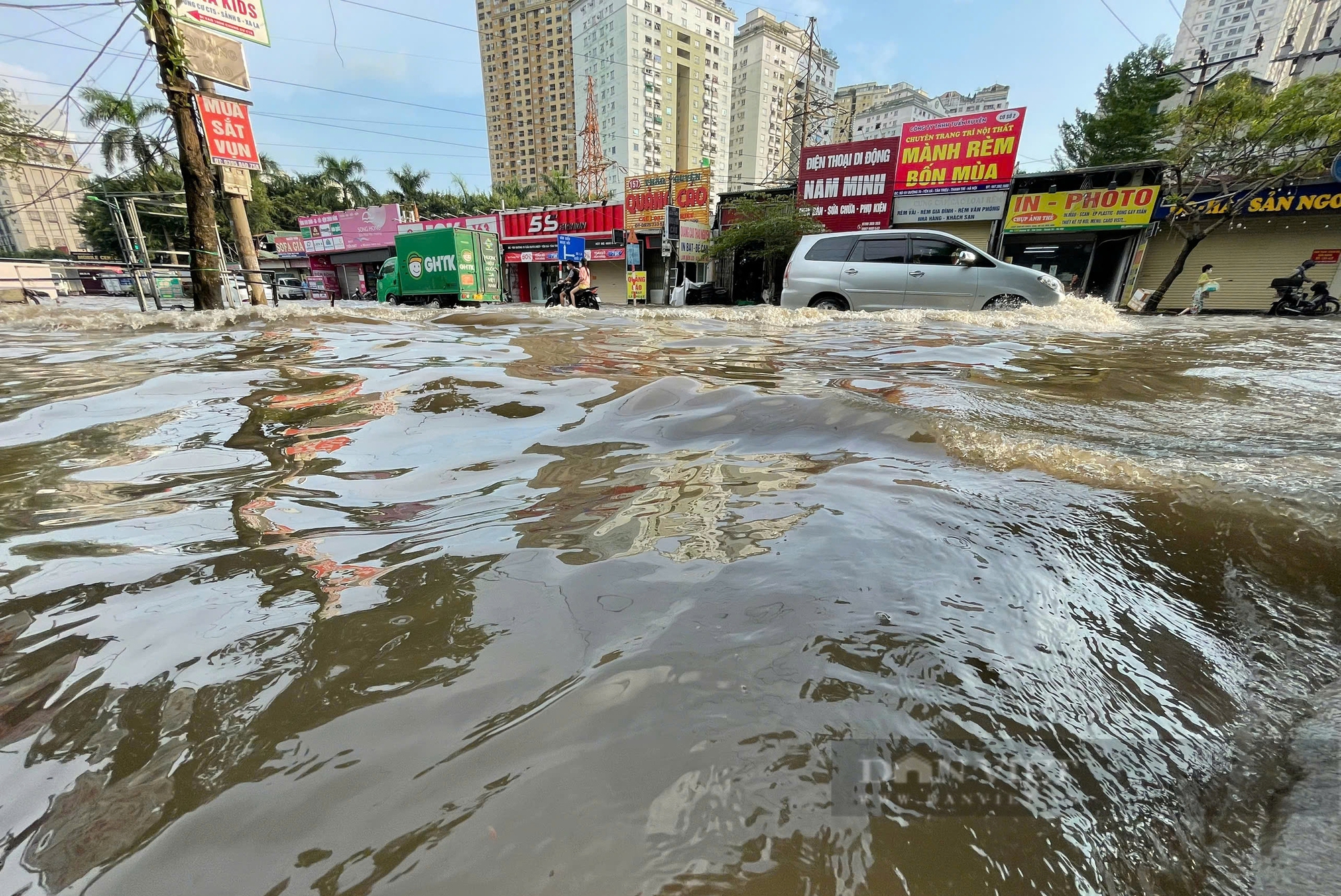 Một con đường ở Hà Nội ngập từ sáng đến tối, đi vài trăm mét mất cả giờ đồng hồ- Ảnh 9.