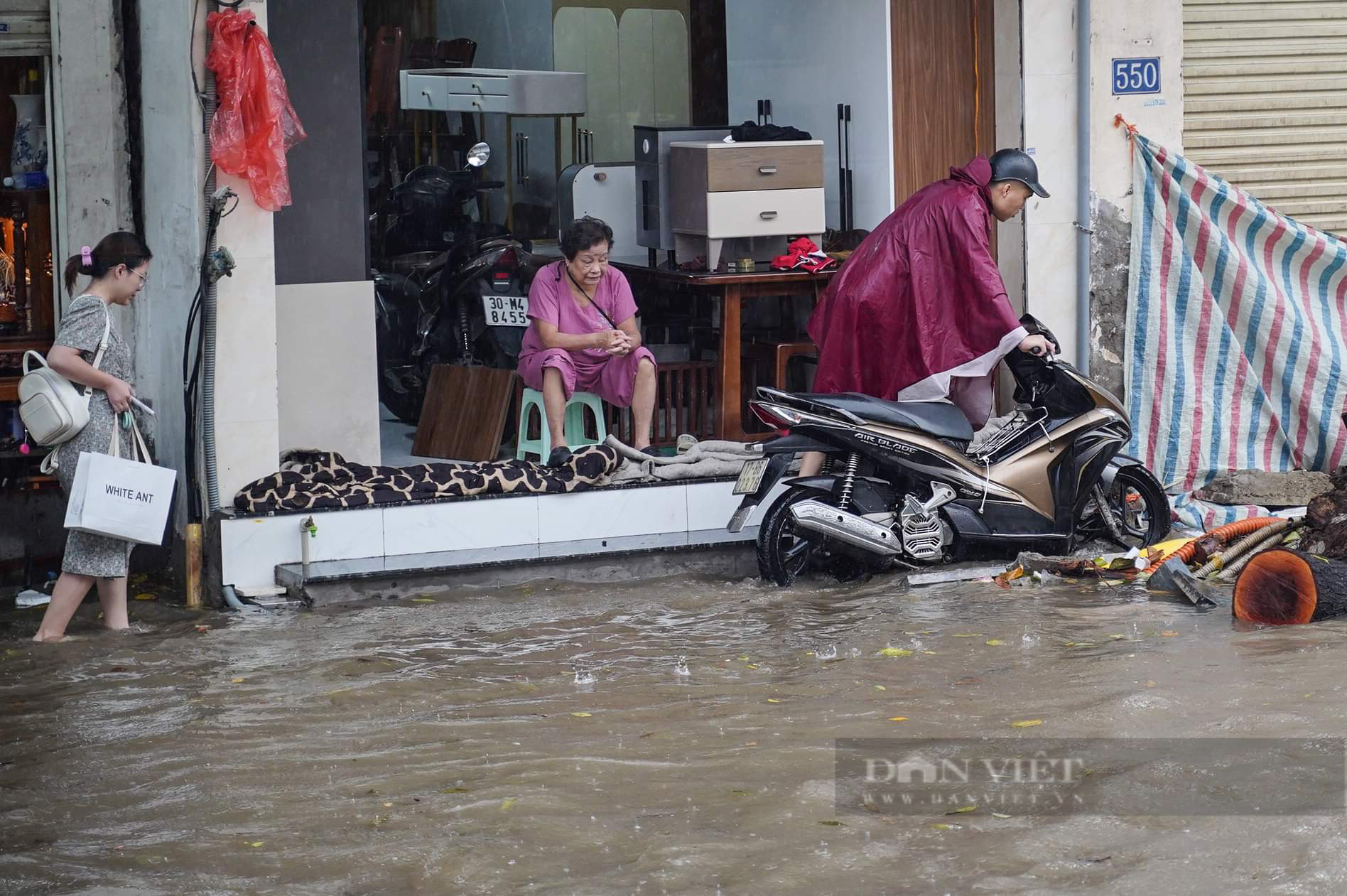 Đường phố Hà Nội tắc kinh hoàng, "không lối thoát" sau mưa lớn sáng đầu tuần - Ảnh 15.