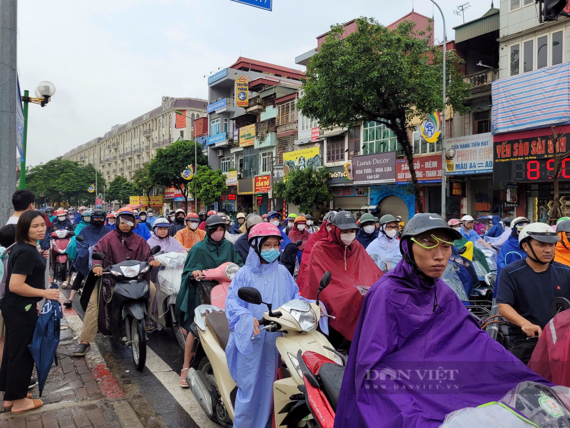 Đường phố Hà Nội tắc kinh hoàng, "không lối thoát" sau mưa lớn sáng đầu tuần - Ảnh 8.