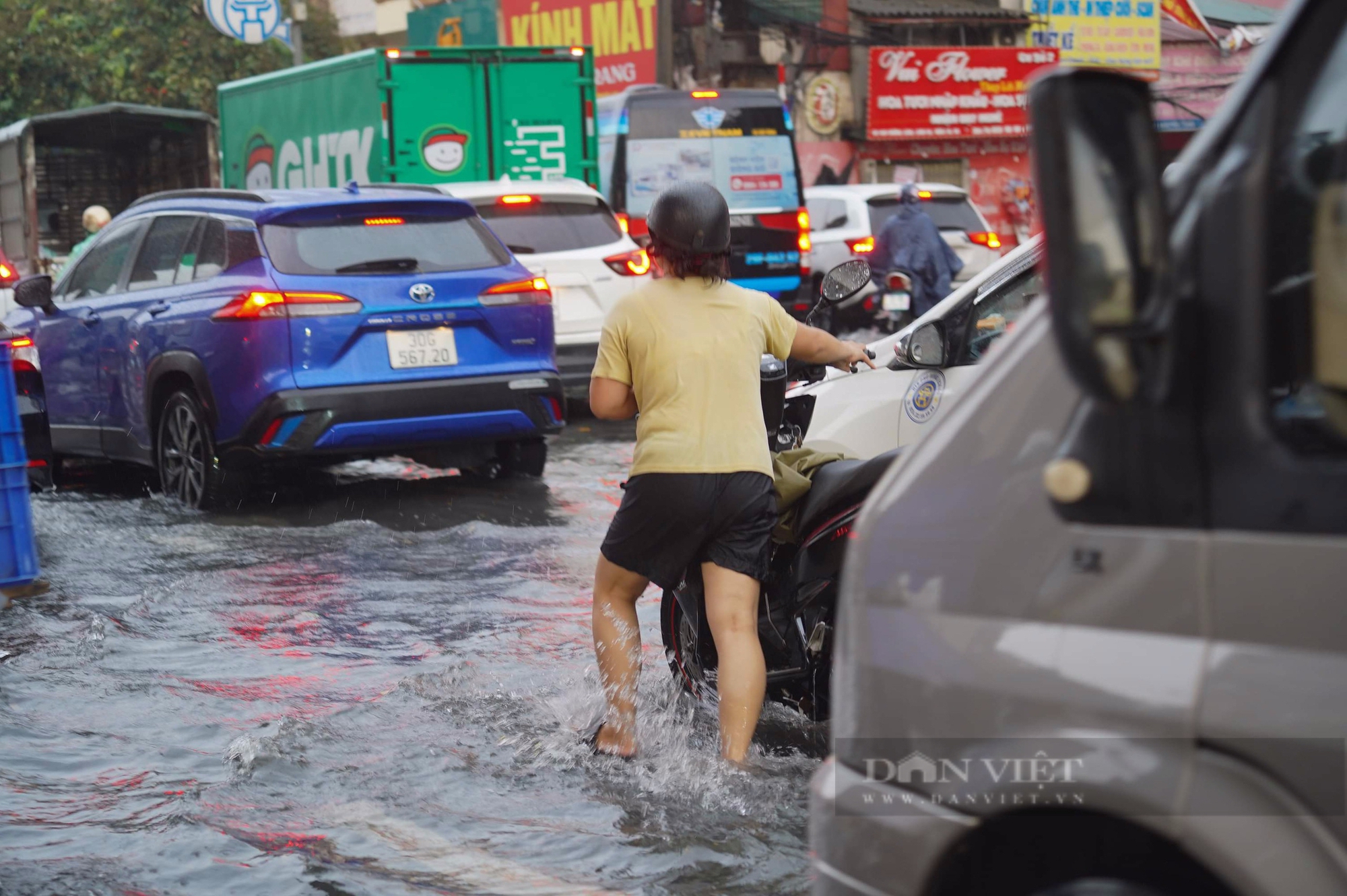 Đường phố Hà Nội tắc kinh hoàng, "không lối thoát" sau mưa lớn sáng đầu tuần - Ảnh 5.