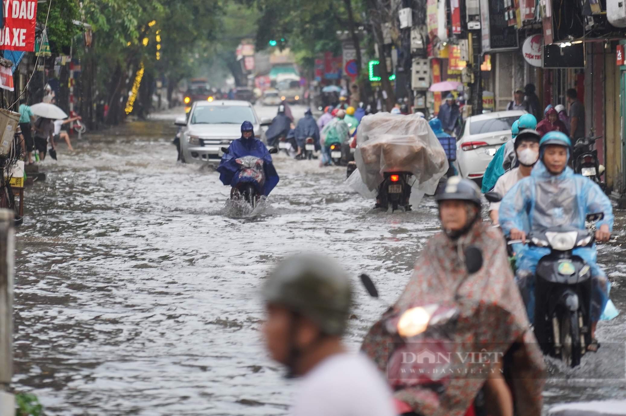 Đường phố Hà Nội tắc kinh hoàng, "không lối thoát" sau mưa lớn sáng đầu tuần - Ảnh 6.