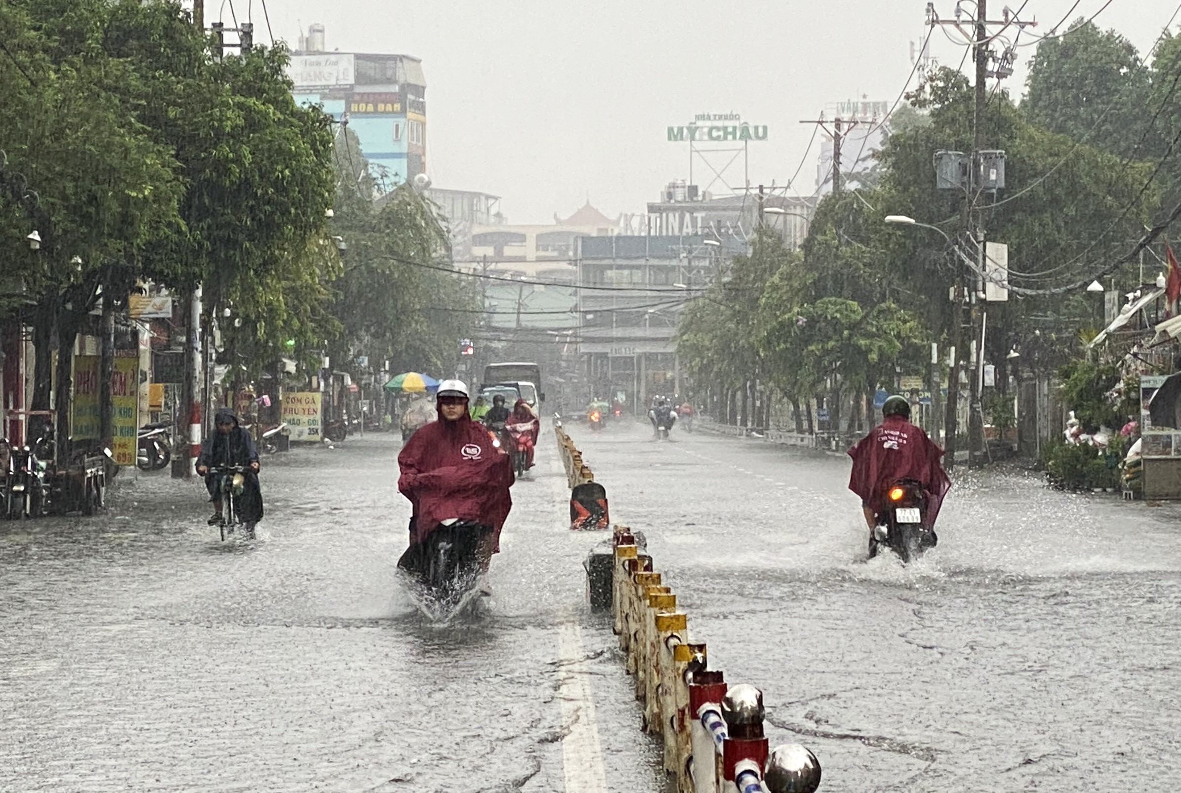 Dự báo mưa to tại TP.HCM, Nam Bộ suốt tuần - Ảnh 1.