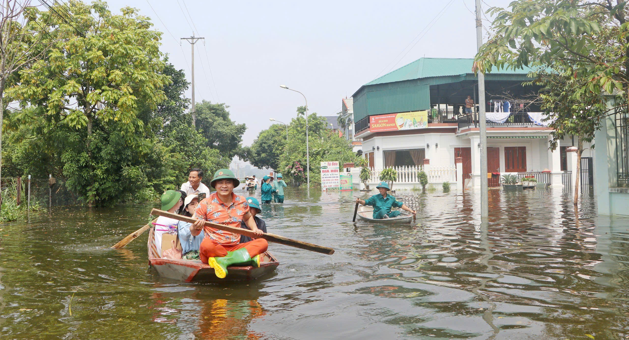 Nghệ sĩ Nhân dân Xuân Bắc lội nước đến đầu gối, Tự Long chèo thuyền đi trao quà Trung thu- Ảnh 9.