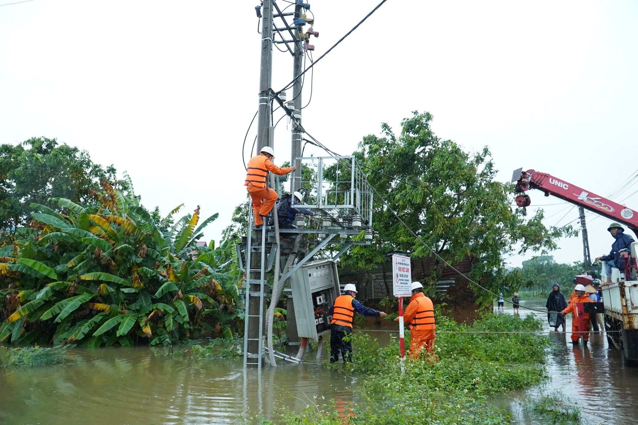 Thủy điện Thác Bà vẫn phải xả tràn 2 cửa; gần 6 triệu hộ dân đã có điện - Ảnh 2.