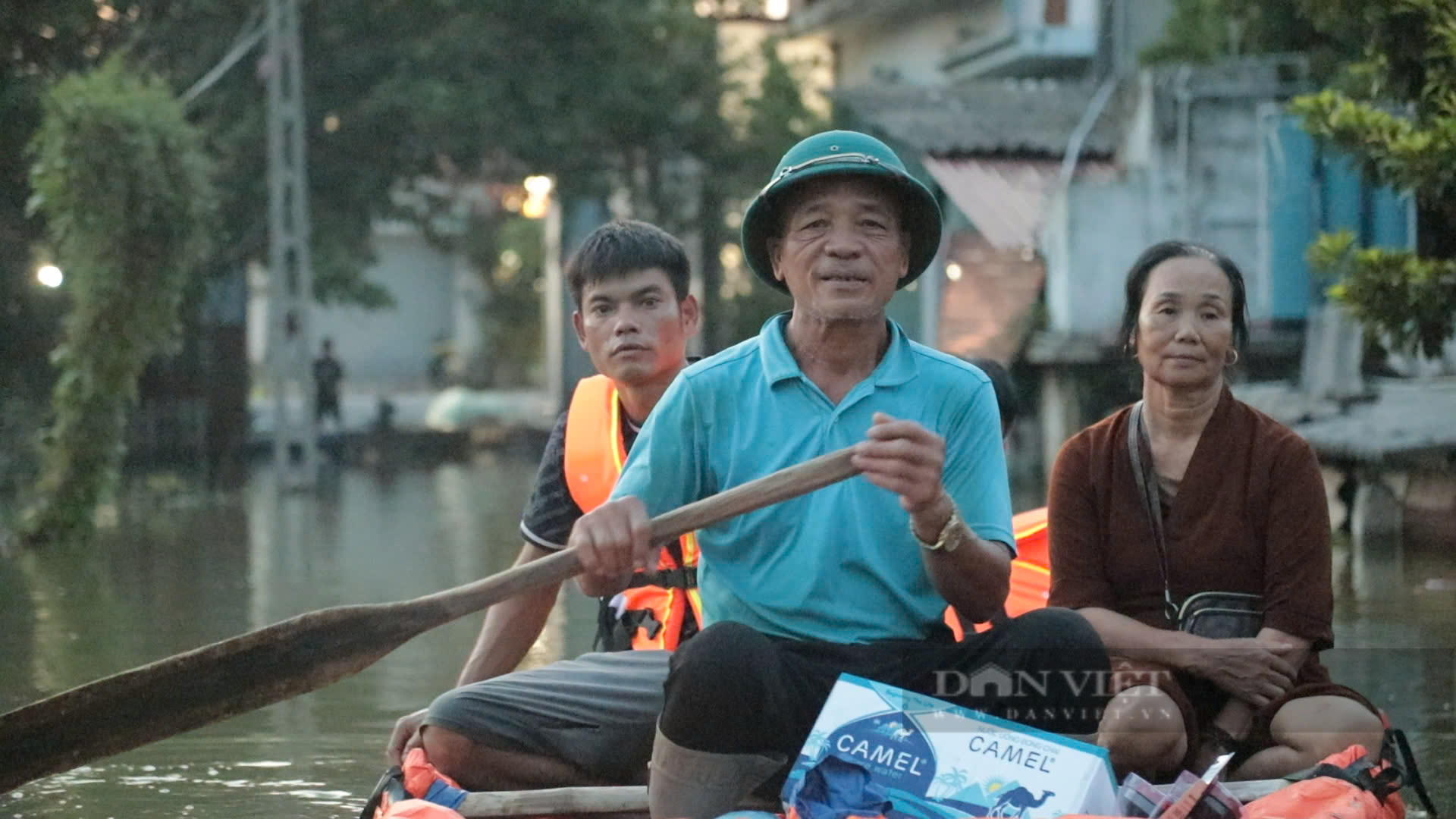 Con thuyền nan 45 tuổi và người lái đò tại rốn lũ Chương Mỹ- Ảnh 1.