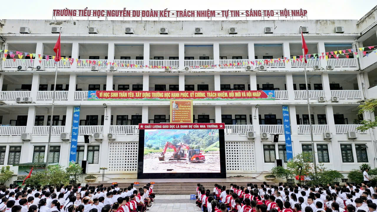 Lào Cai cho học sinh đi học trở lại - Ảnh 2.