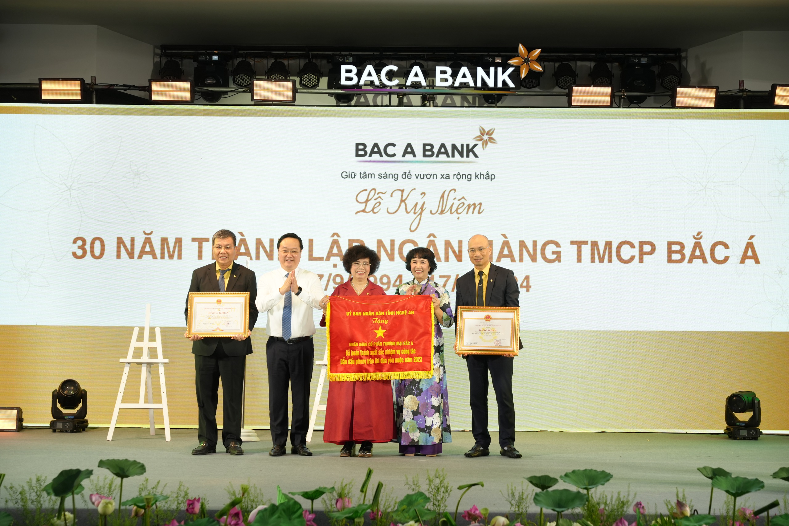 BAC A BANK: 30 năm vươn tầm, khẳng định vị thế hàng đầu - Ảnh 1.