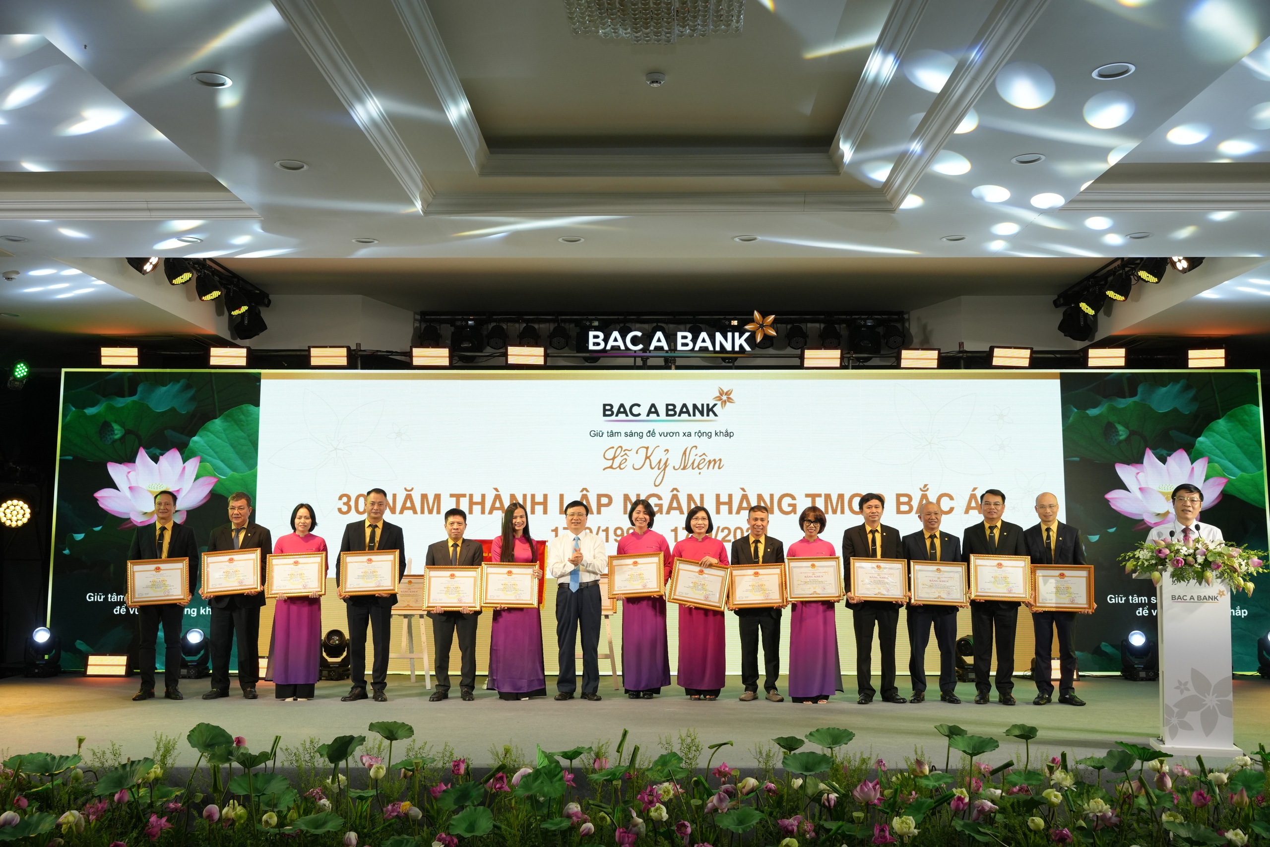 BAC A BANK: 30 năm vươn tầm, khẳng định vị thế hàng đầu - Ảnh 3.