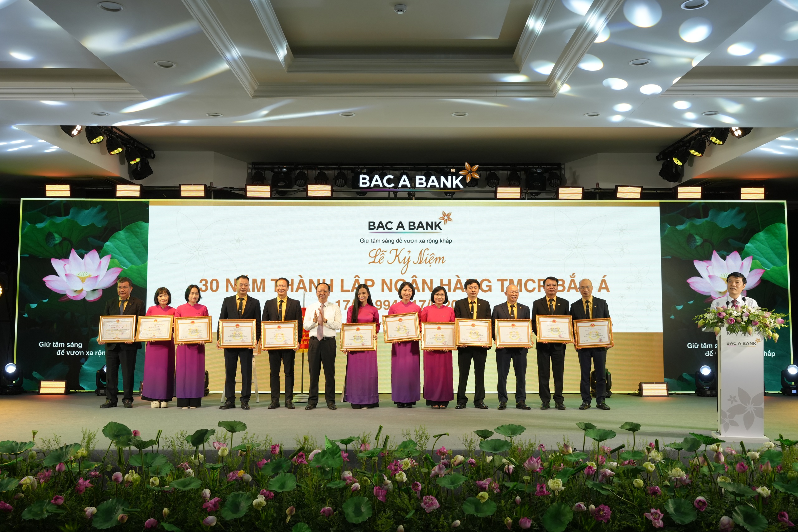 BAC A BANK: 30 năm vươn tầm, khẳng định vị thế hàng đầu - Ảnh 5.