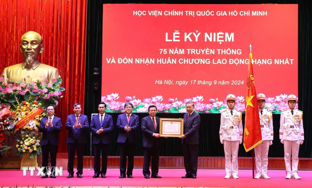 Tổng Bí thư, Chủ tịch nước Tô Lâm trao Huân chương cho Học viện Chính trị quốc gia Hồ Chí Minh - Ảnh 5.