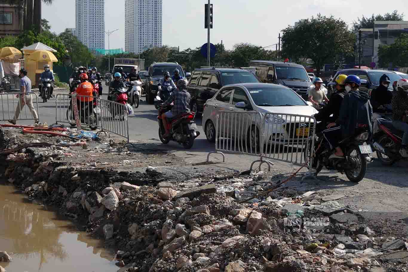 Hầm chui qua đường sắt đang thi công tại Hà Nội ngập ngụa nước sau bão- Ảnh 6.