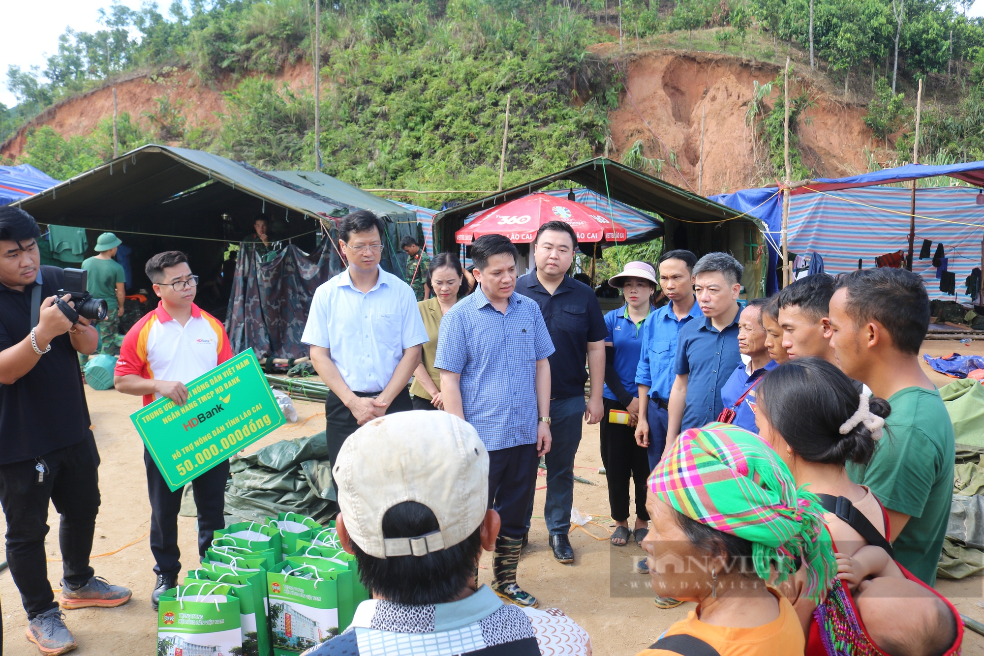 Phó Chủ tịch Trung ương Hội Nông dân Việt Nam Phạm Tiến Nam thăm, tặng quà bà con vùng lũ Bắc Hà (Lào Cai)- Ảnh 1.