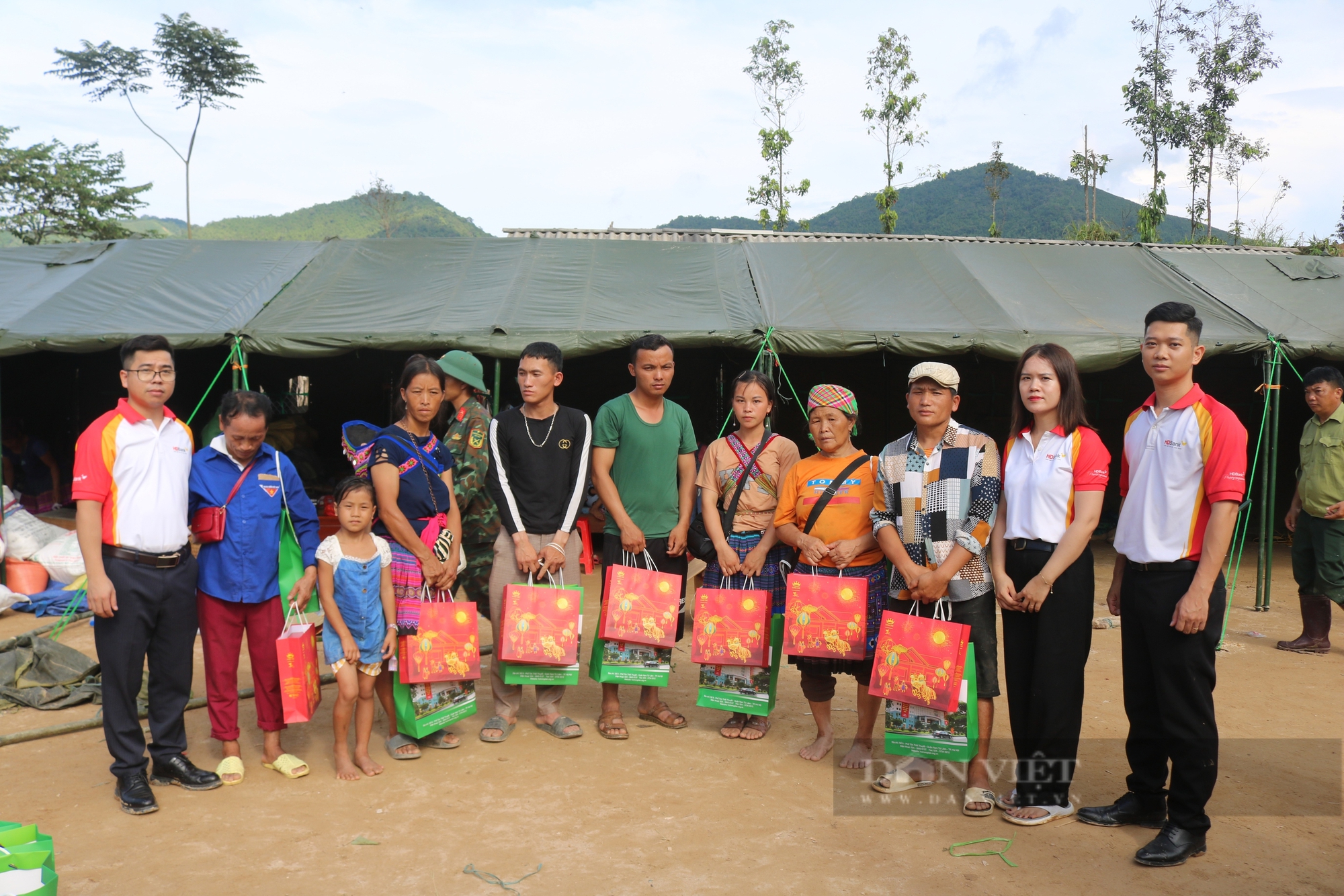 Phó Chủ tịch Trung ương Hội Nông dân Việt Nam Phạm Tiến Nam thăm, tặng quà bà con vùng lũ Bắc Hà (Lào Cai)- Ảnh 6.