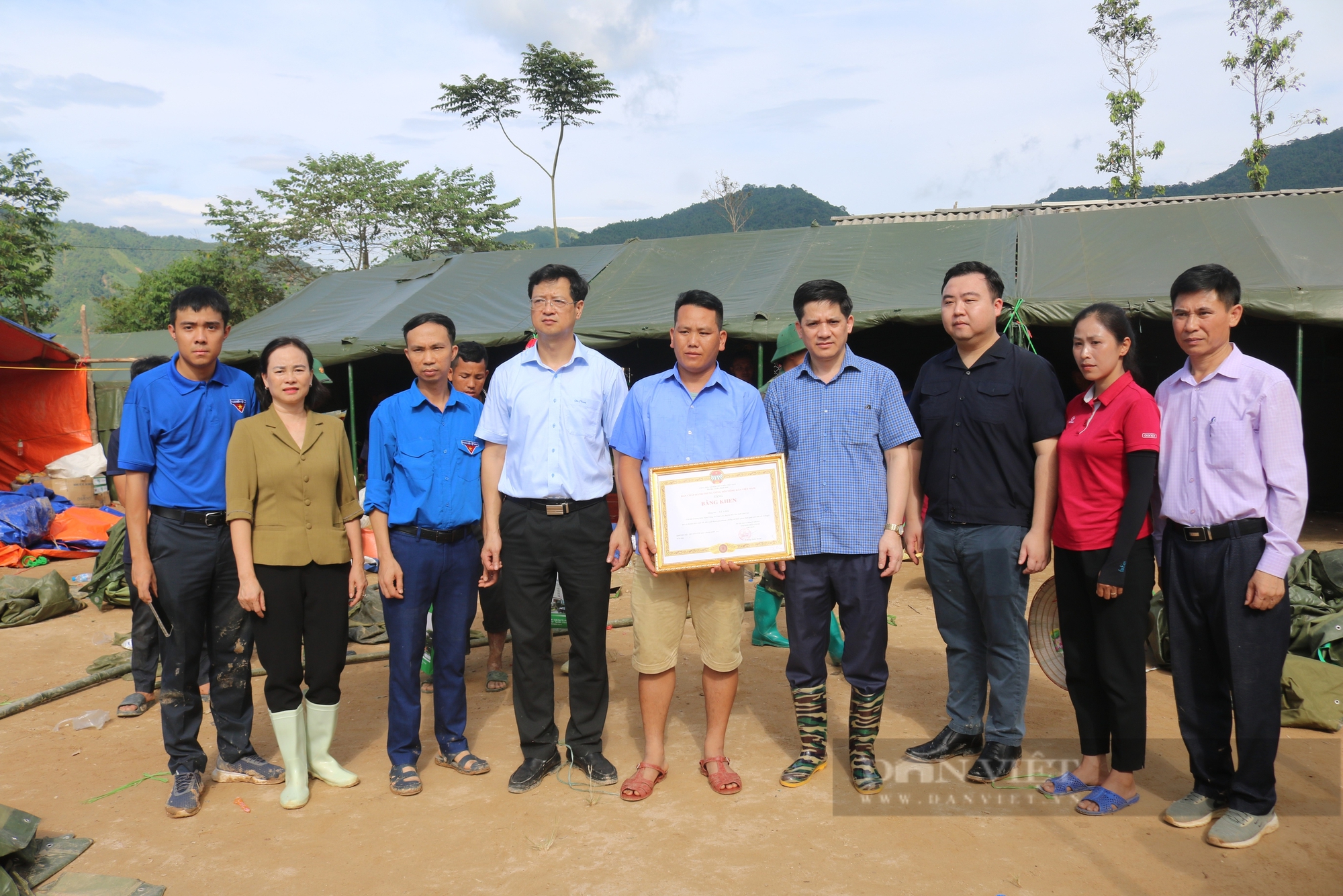 Phó Chủ tịch Trung ương Hội Nông dân Việt Nam Phạm Tiến Nam thăm, tặng quà bà con vùng lũ Bắc Hà (Lào Cai) - Ảnh 4.