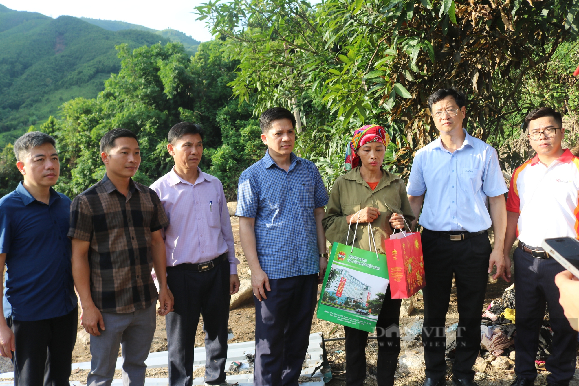 Phó Chủ tịch Trung ương Hội Nông dân Việt Nam Phạm Tiến Nam thăm, tặng quà bà con vùng lũ Bắc Hà (Lào Cai)- Ảnh 9.