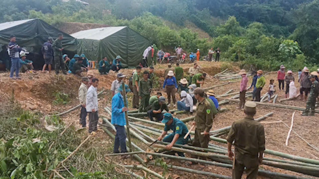 Giúp 14 hộ dân có nguy cơ sạt lở cao đến nơi an toàn - Ảnh 1.