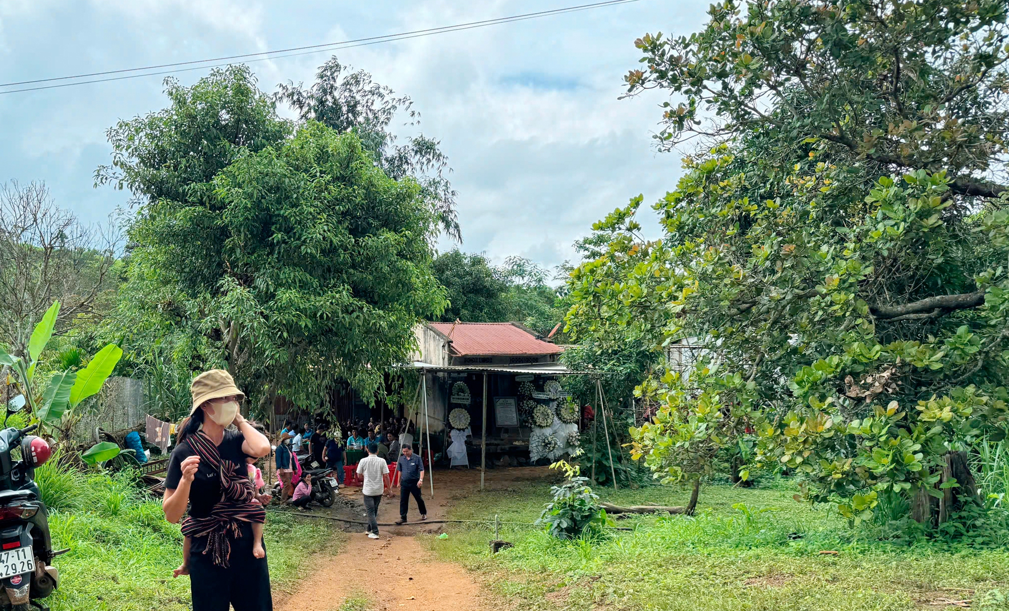 Xót xa trước gia cảnh đáng thương của học sinh lớp 2 bị xe bán tải tông tử vong trong sân trường- Ảnh 1.