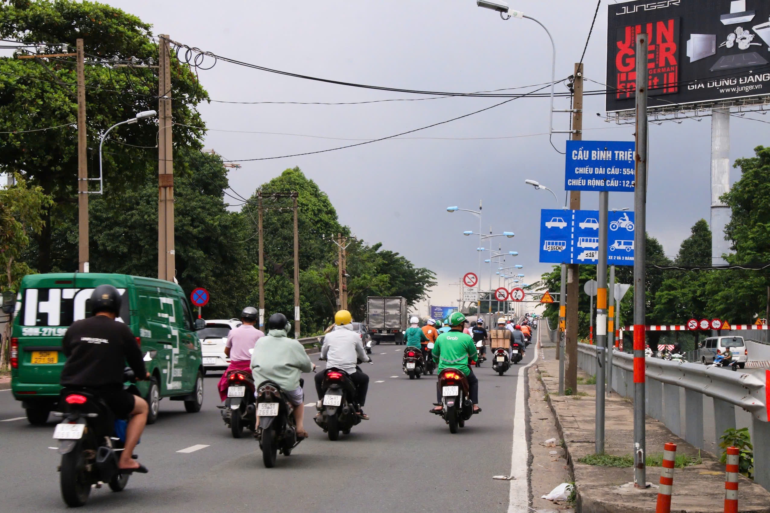 Người dân lo lắng di chuyển qua cầu "cao tuổi' tại TP.HCM - Ảnh 4.