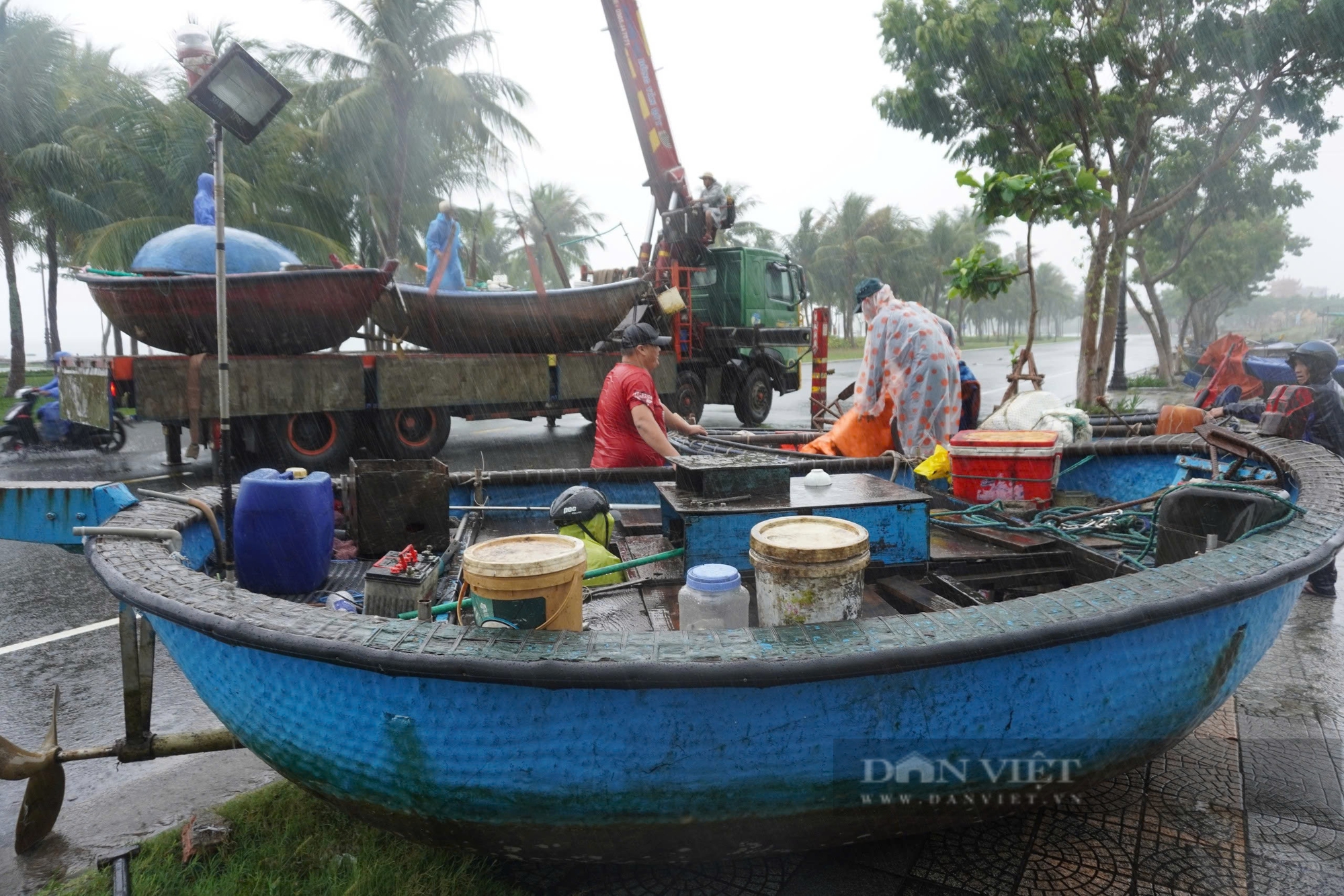 Ngư dân Đà Nẵng hối hả đưa thuyền thúng lên bờ- Ảnh 9.