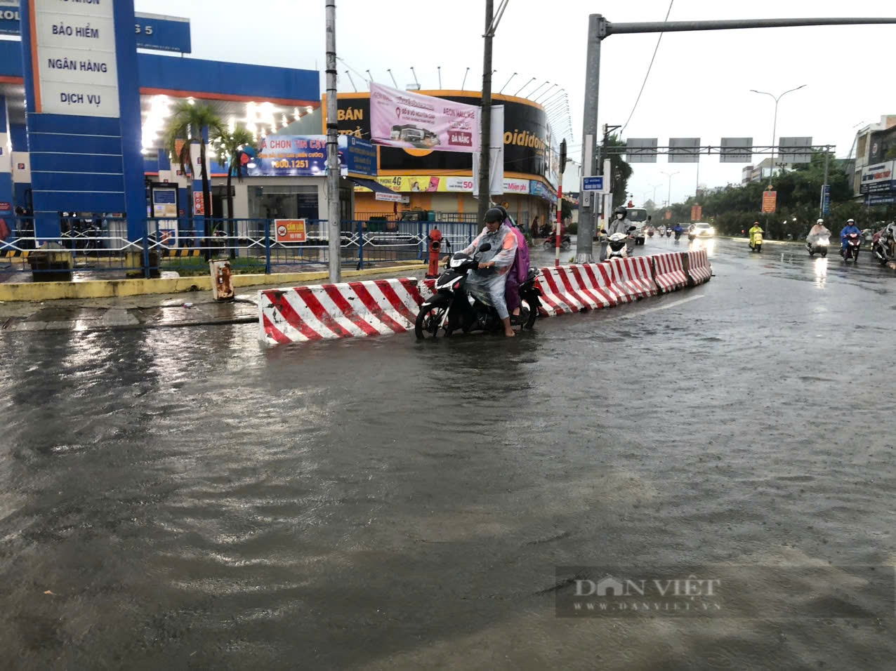 Nhiều tuyến phố ở Đà Nẵng bị ngập nặng từ sáng sớm do mưa lớn- Ảnh 6.