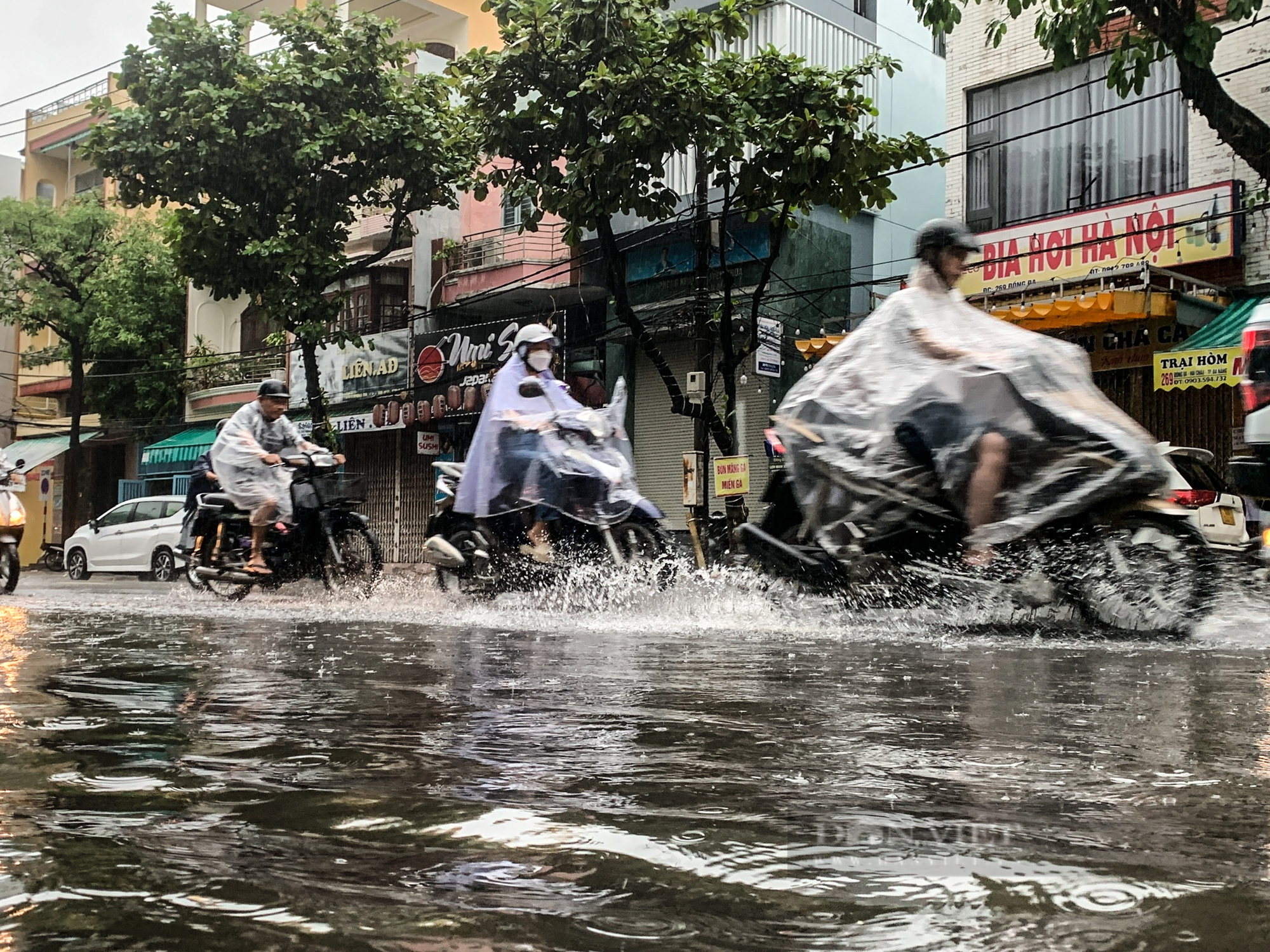 Nhiều tuyến phố ở Đà Nẵng bị ngập nặng từ sáng sớm do mưa lớn- Ảnh 9.