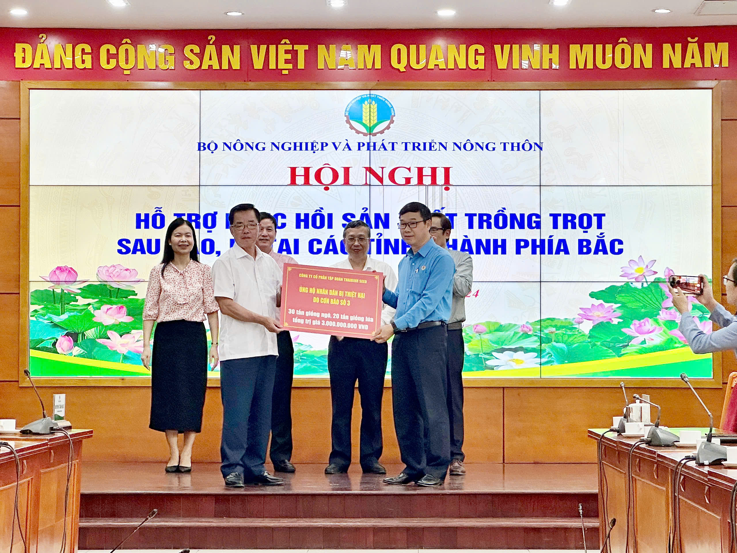 Các doanh nghiệp cam kết không tăng giá giống cây trồng nhằm hỗ trợ bà con sớm ổn định sản xuất sau bão lũ  - Ảnh 1.