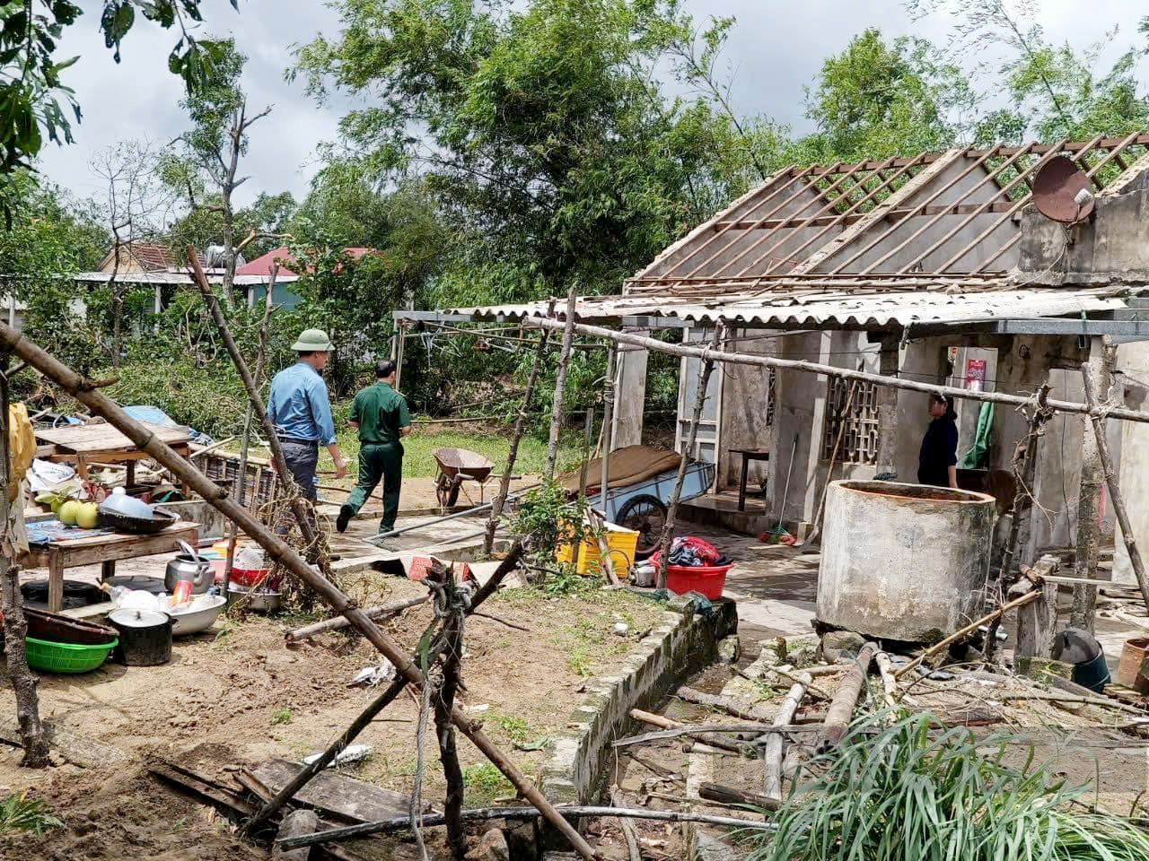 Hà Tĩnh: Khẩn trương giúp 36 hộ dân huyện Cẩm Xuyên khắc phục hậu quả do lốc xoáy- Ảnh 2.