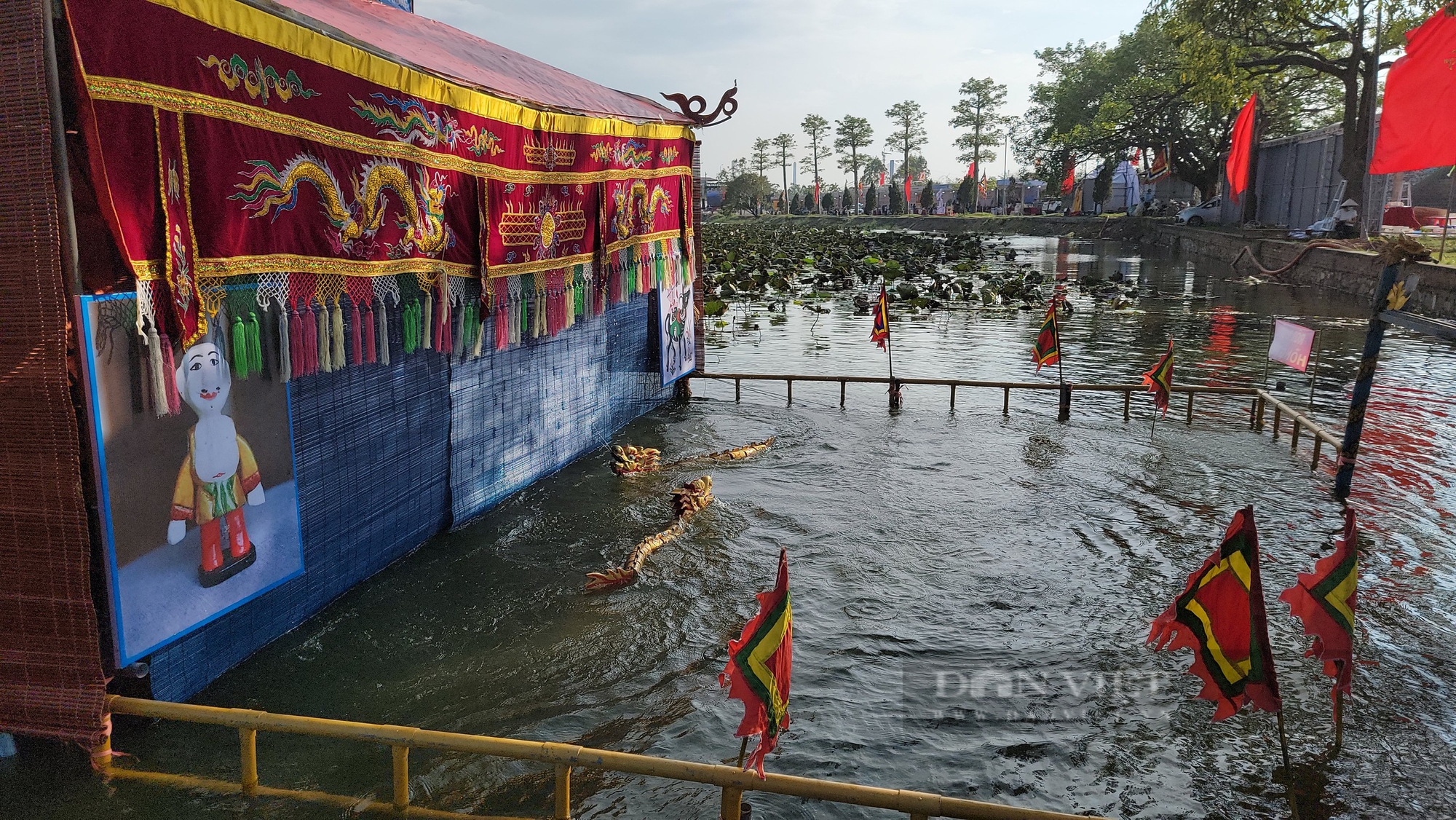 Nông dân một làng ở Hải Dương hoá thân thành nghệ nhân rối nước phục vụ du khách trẩy hội Kiếp Bạc - Ảnh 1.